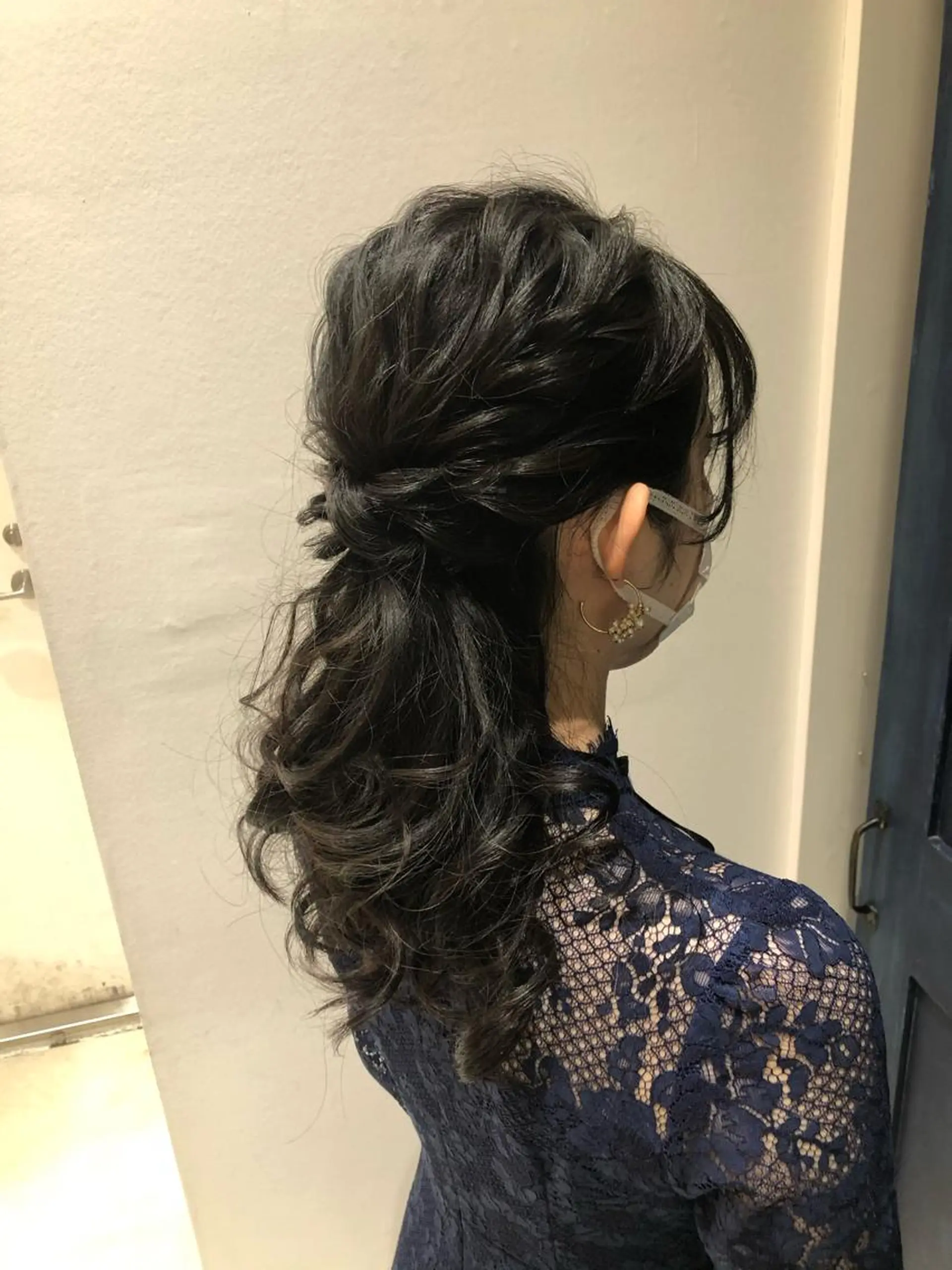 ミディアム ヘアアレンジ ハーフアップ ポニーテール 結婚式・ブライダル ヨシンモリ ヘアセット 🌈外国風ハイライト こうたろうのヘアスタイル