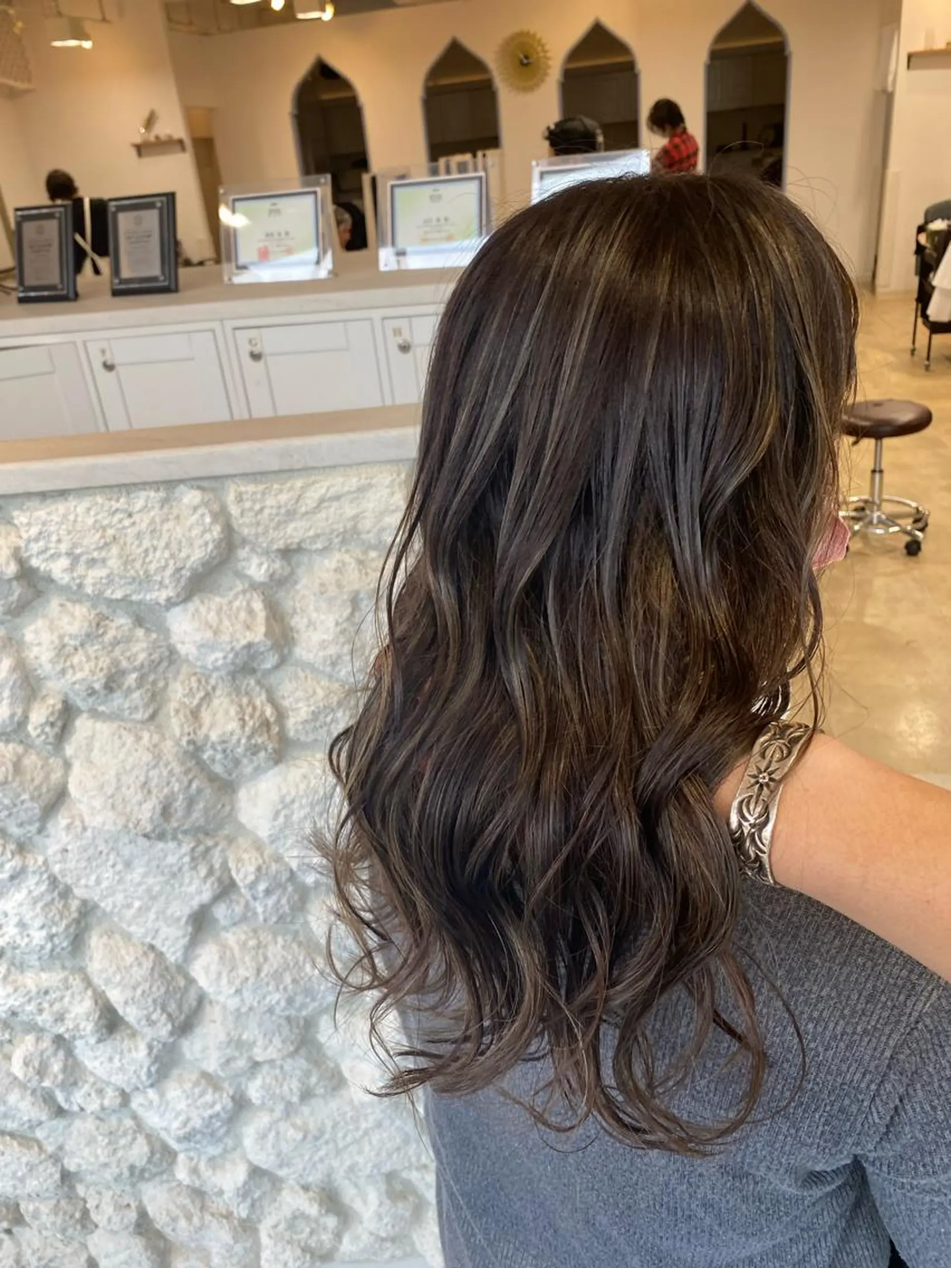 ロング カラー ヘアカラー トリートメント 饒平名 知也のヘアスタイル