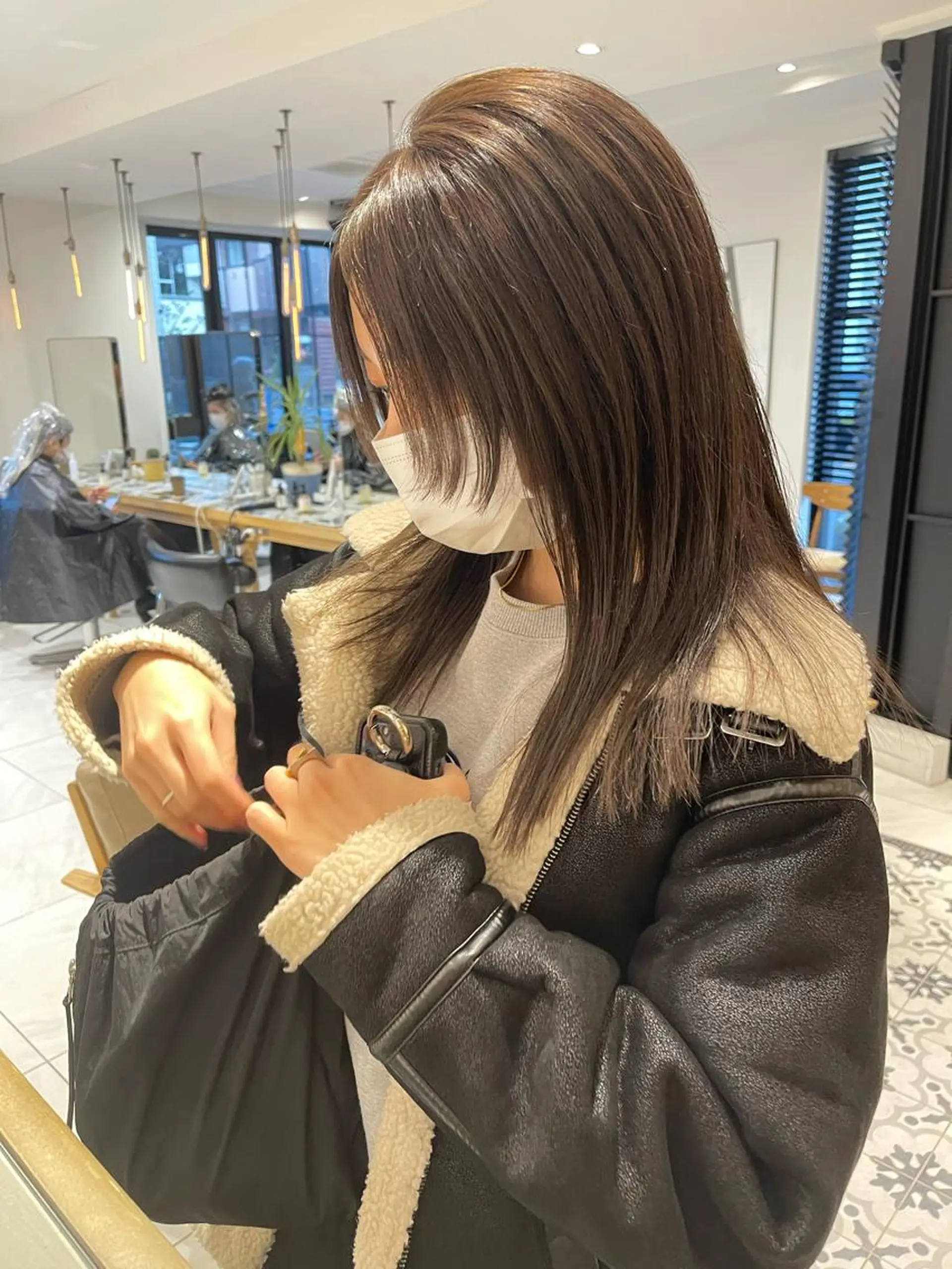 セミロング カラー ベージュカラー オリーブベージュ ラベンダー/レイヤー スタイル🤎mamiのヘアスタイル