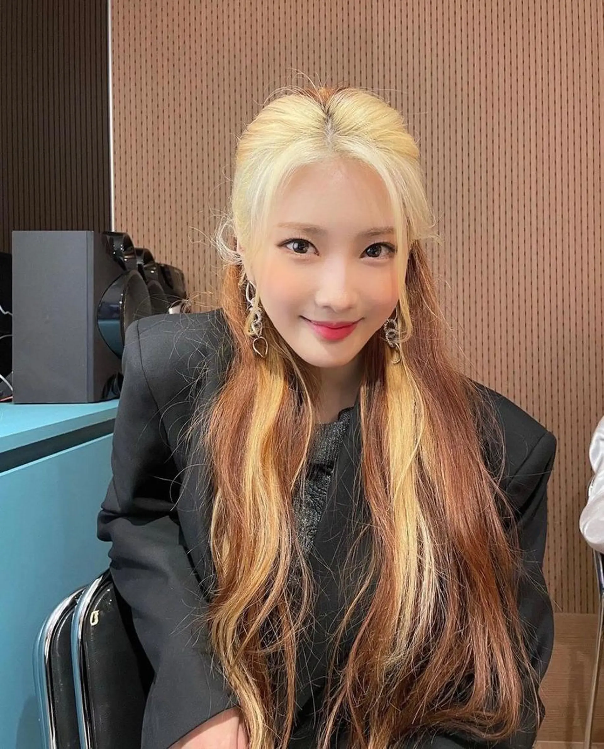 セミロング カラー パーマ ヘアアレンジ メンズ キッズ ネイル マツエク・マツパ メンズ韓国風 韓国風カラー 韓国風マツエク 韓国風ヘア 韓国ネイル ヘアカラー トリートメント 韓国🇰🇷レイヤー カットオリーブカラーのヘアスタイル