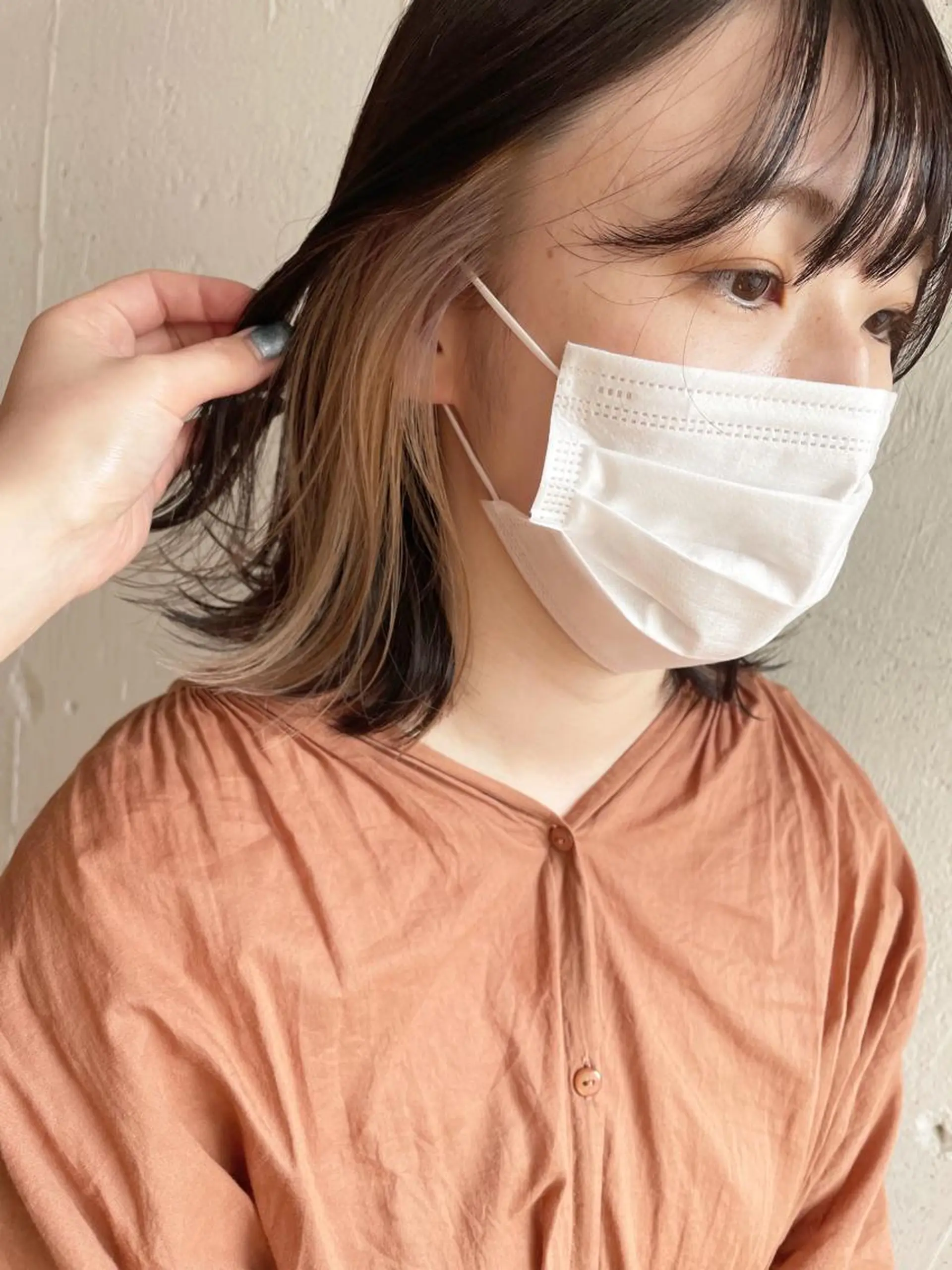 ショート カラー ベージュカラー ブリーチ ケアブリーチ イヤリングカラー ホワイトベージュ カット ヘアカラー トリートメント hisano / ハイトーン･透明感のヘアスタイル