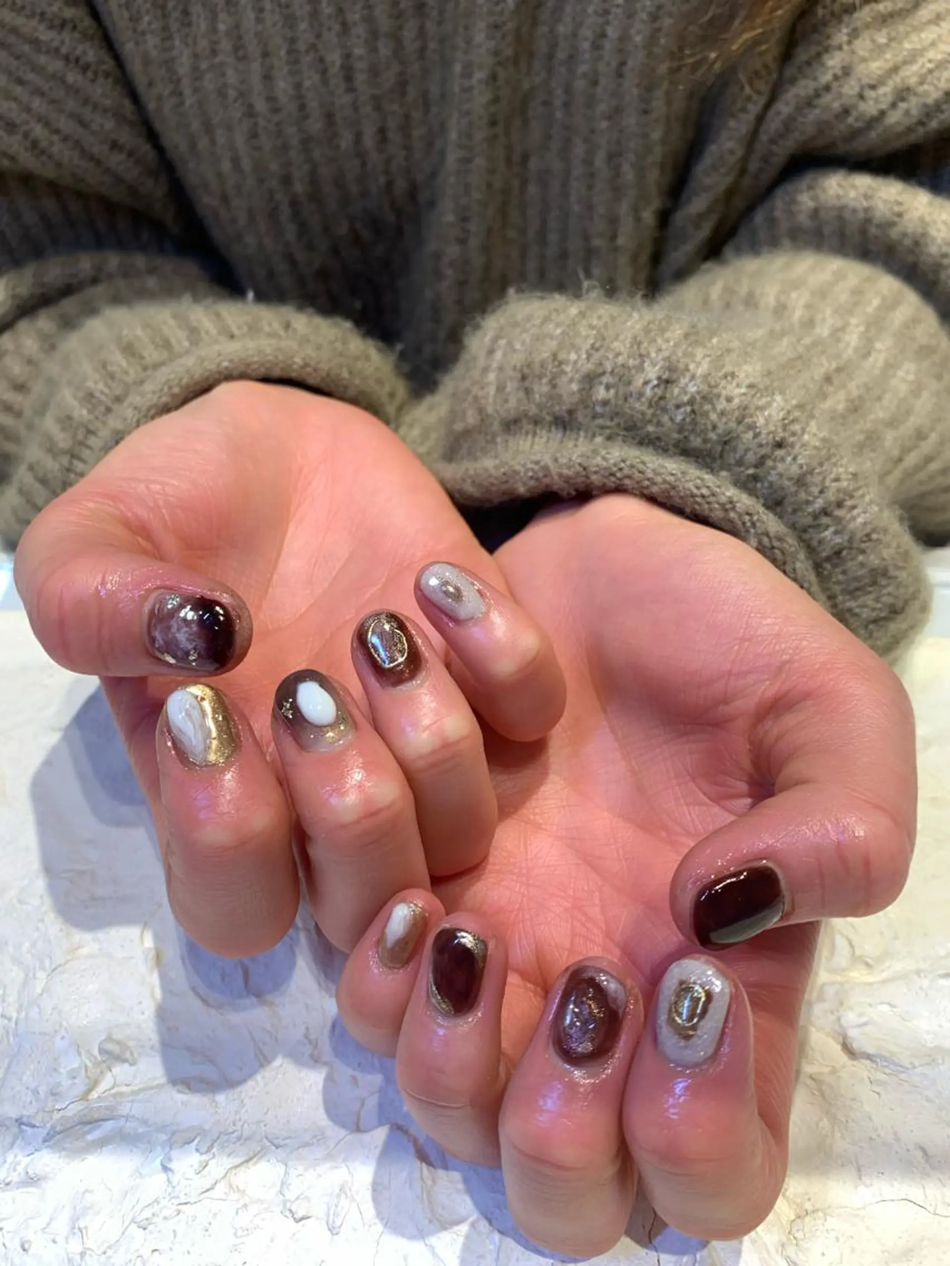 ネイル ブラウン マキノ ユイのネイルデザイン