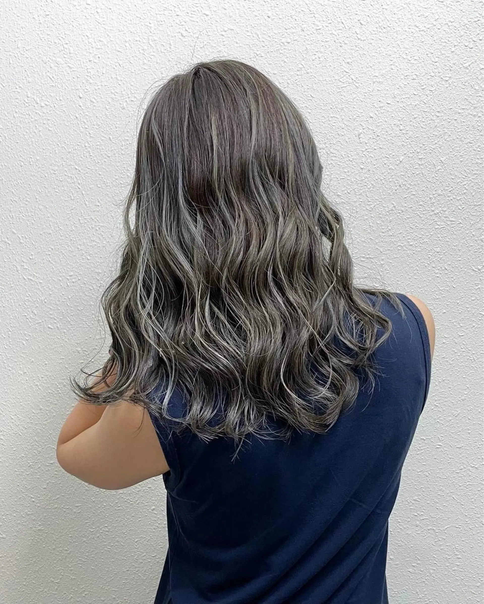 セミロング カラー アッシュ アッシュグレー アッシュグレージュ バレイヤージュ ベージュカラー ヘアカラー グレージュ💎 神戸孝哉のヘアスタイル