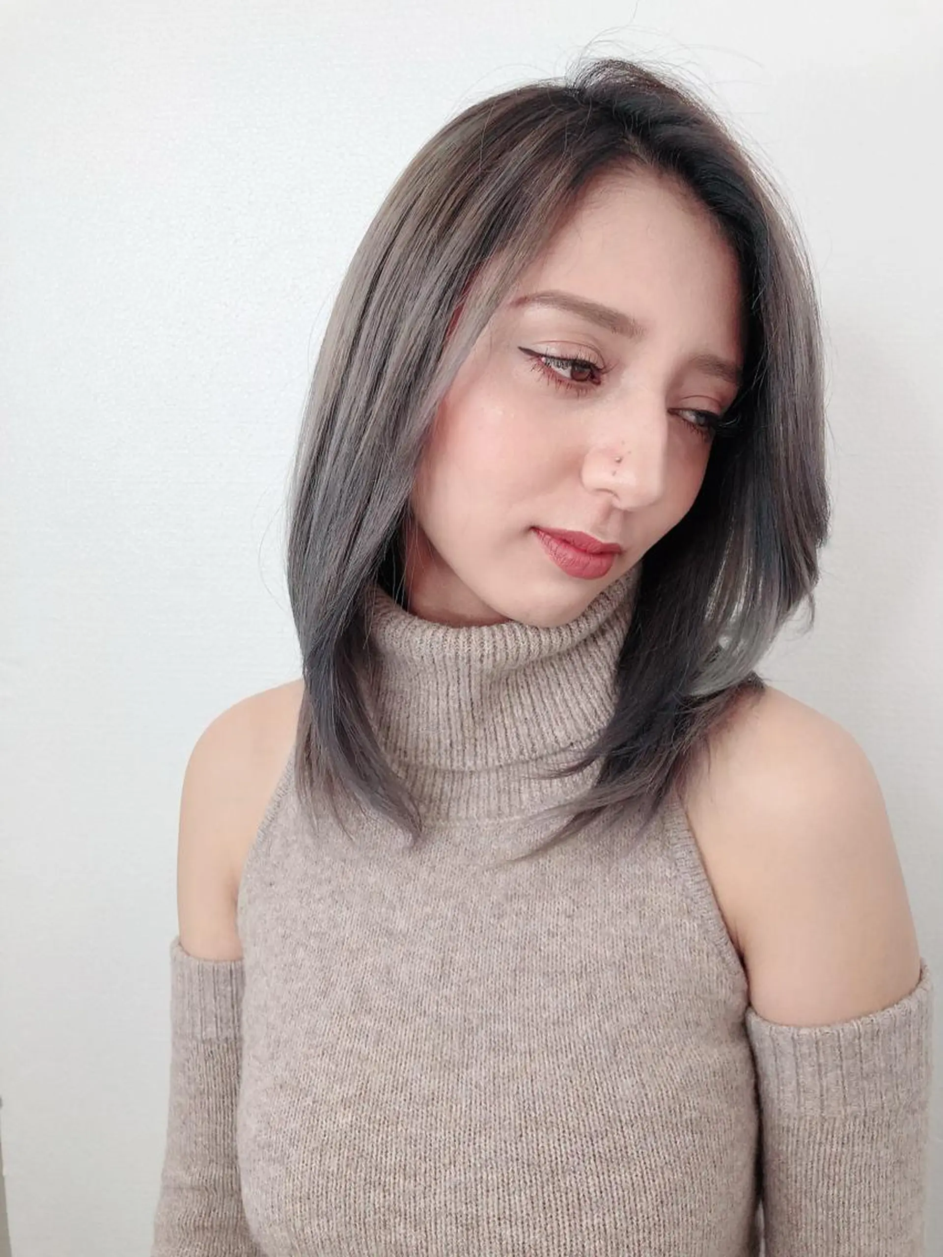 セミロング カラー ブリーチ ケアブリーチ グレージュ シルバー シルバーグレージュ ヘアカラー 門田 恭弥のヘアスタイル