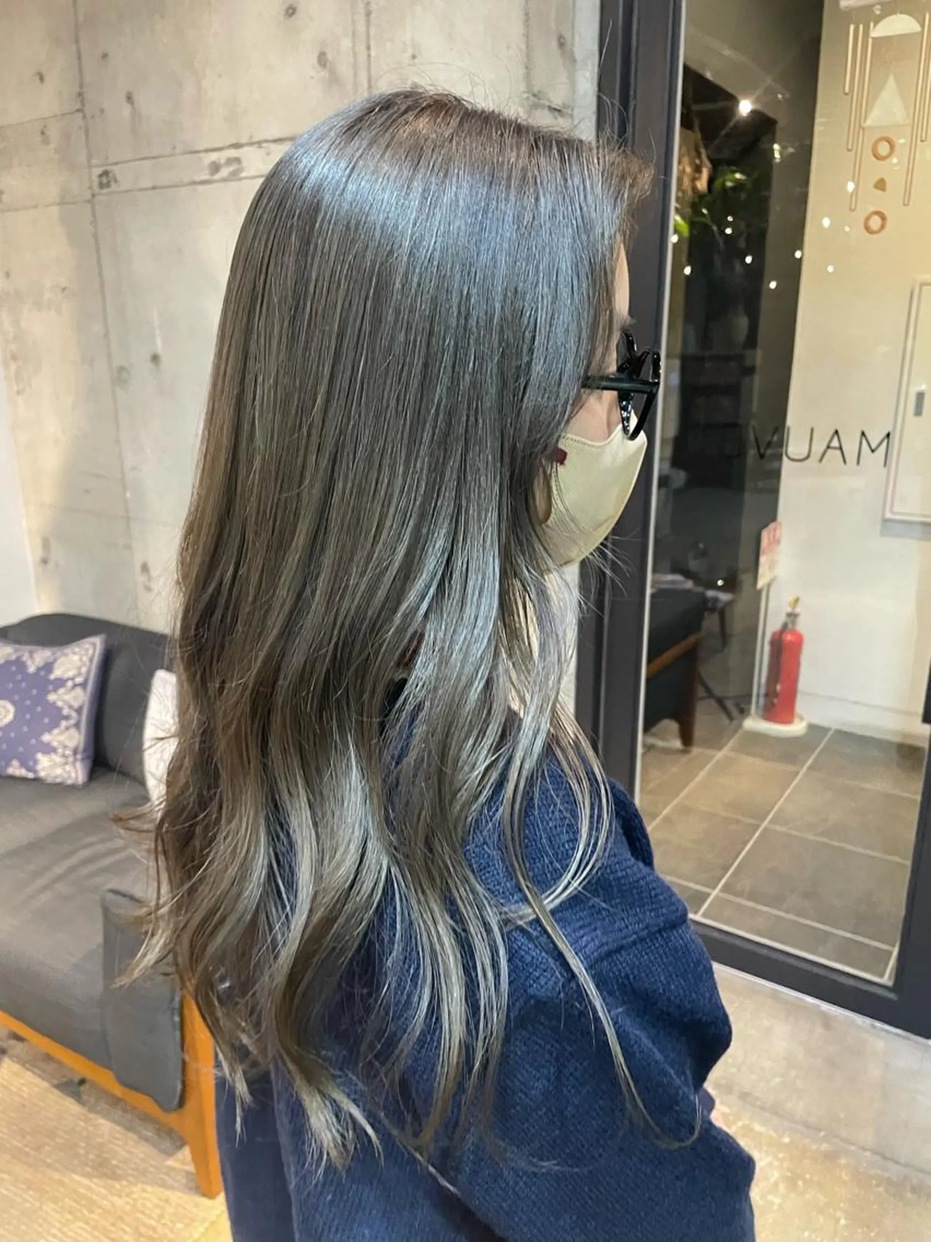 ロング カラー グレージュ MAUVE MIYUのヘアスタイル
