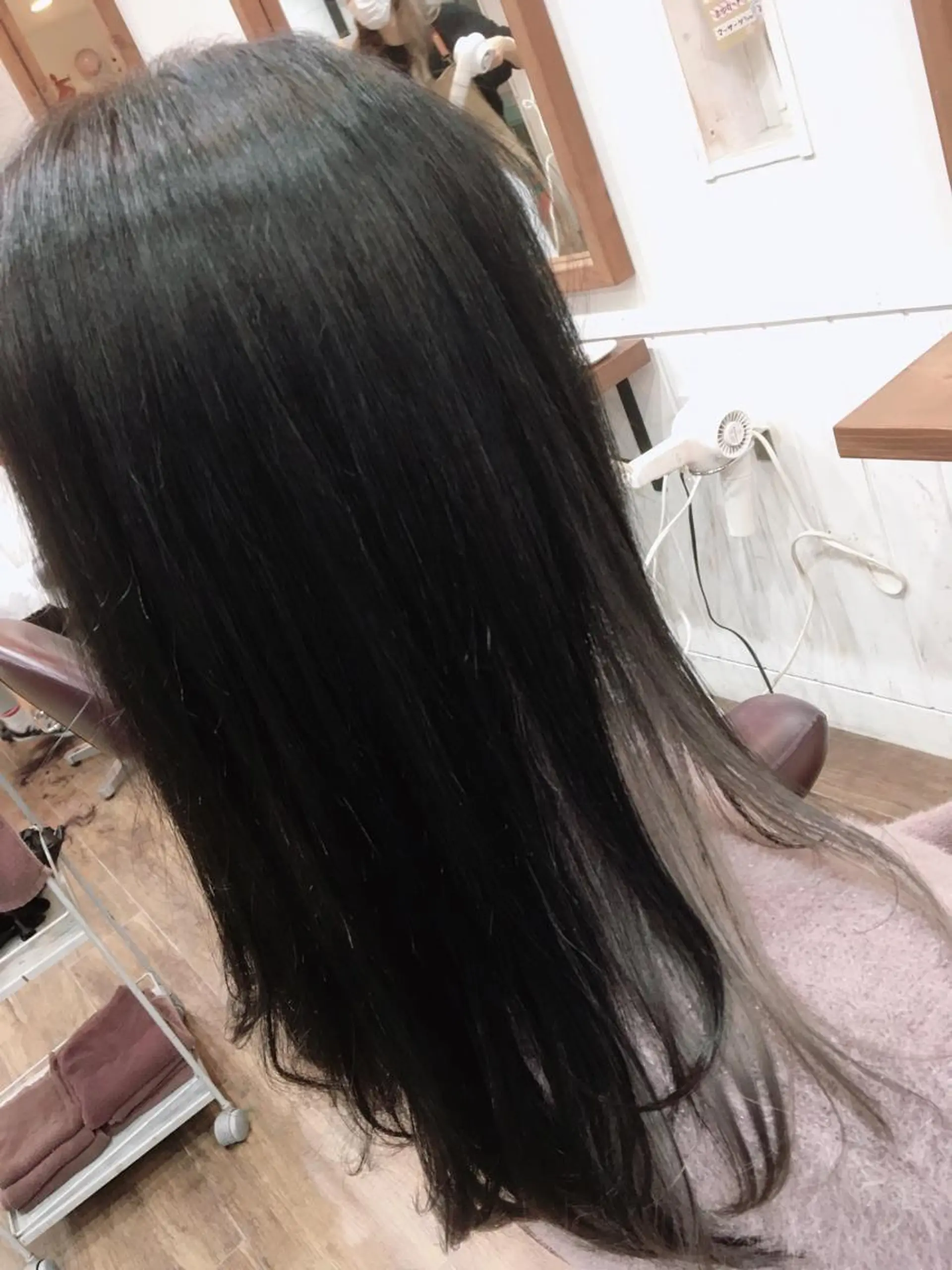 ロング カラー 塩崎 明菜のヘアスタイル