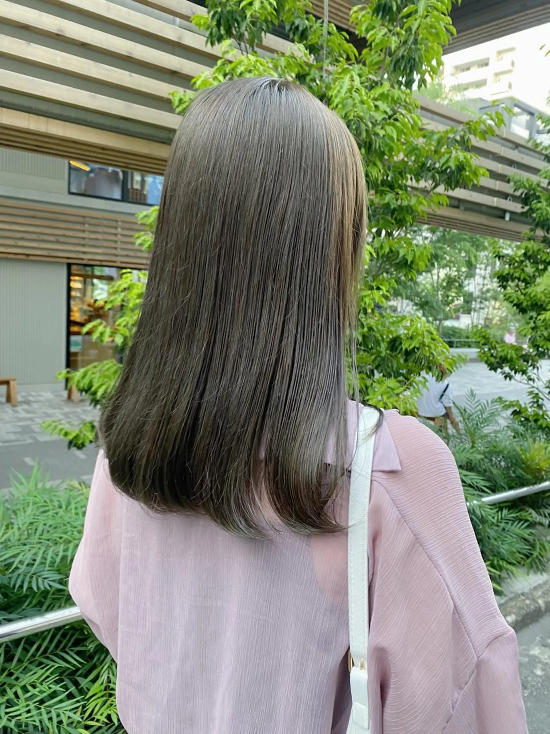 セミロング カラー ブリーチ ダブルカラー グレージュ ブリーチなしカラー オリーブグレージュ ヘアカラー トリートメント Flamme Annaのヘアスタイル