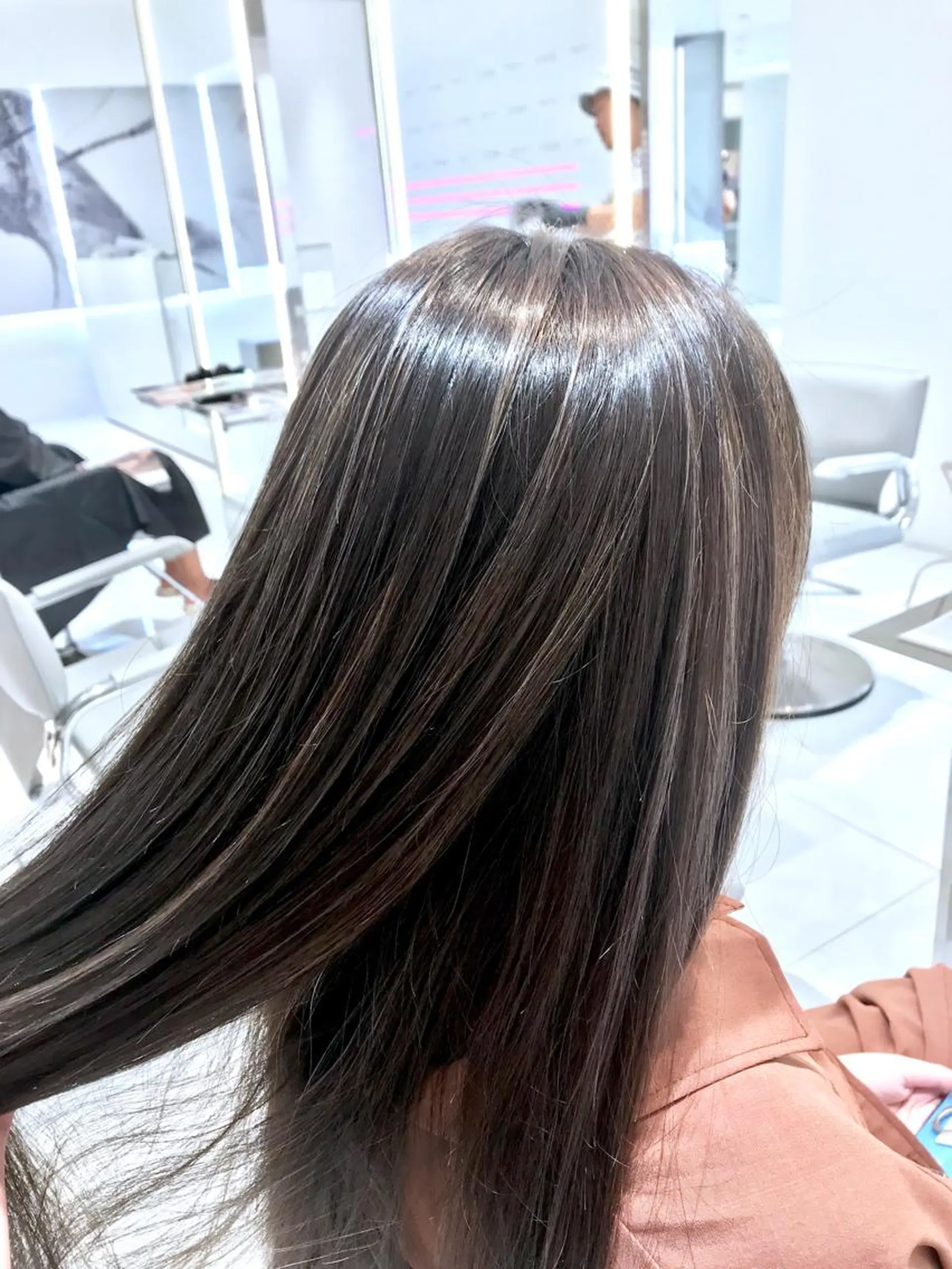 セミロング カラー グレージュ ハイライトカラー 3Dハイライト ハイライト 加藤 憂のヘアスタイル