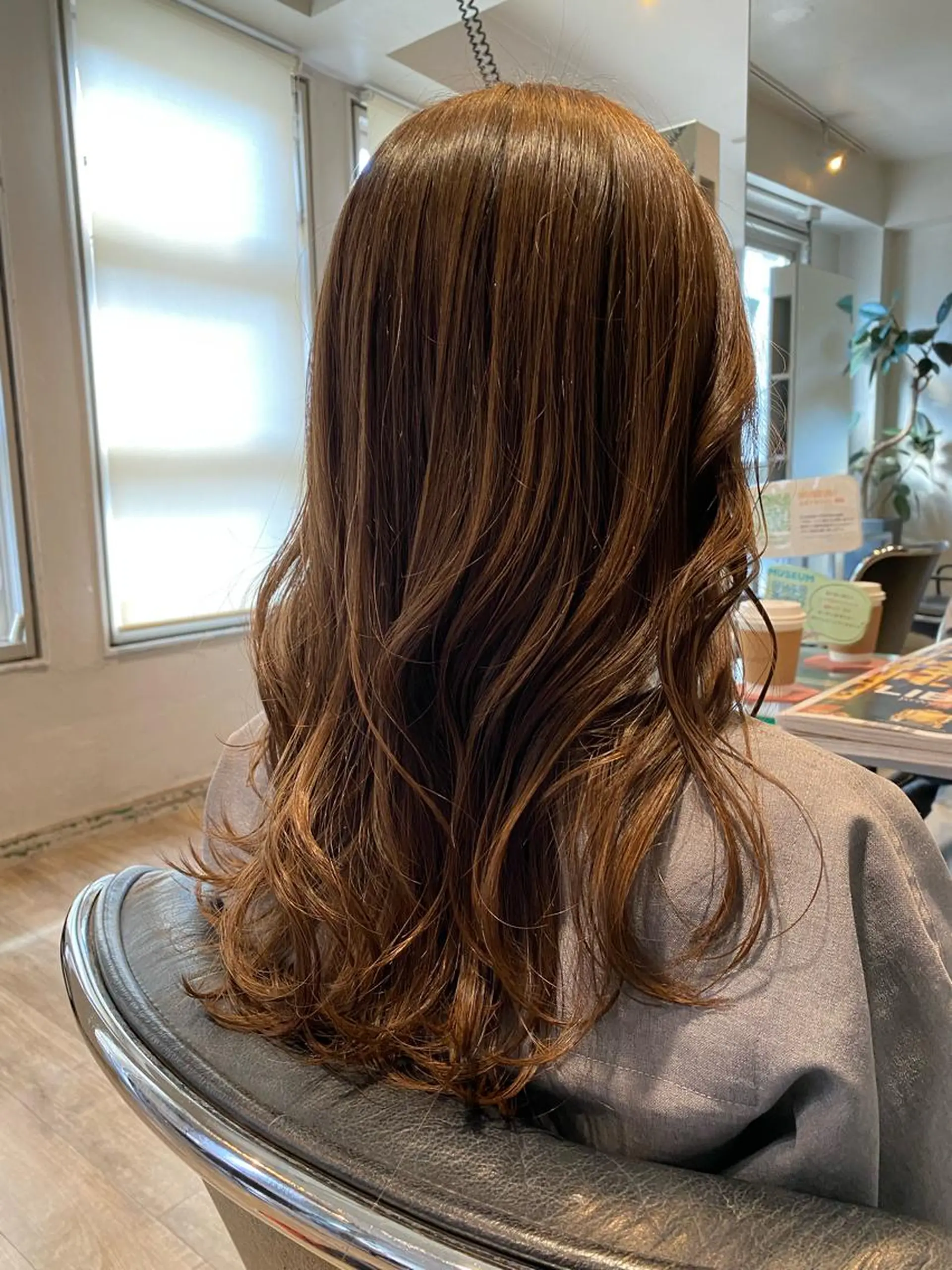 セミロング ミルクティーブラウン ヘアカラー トリートメント パーマ・レイヤー 髪質改善・TANIのヘアスタイル