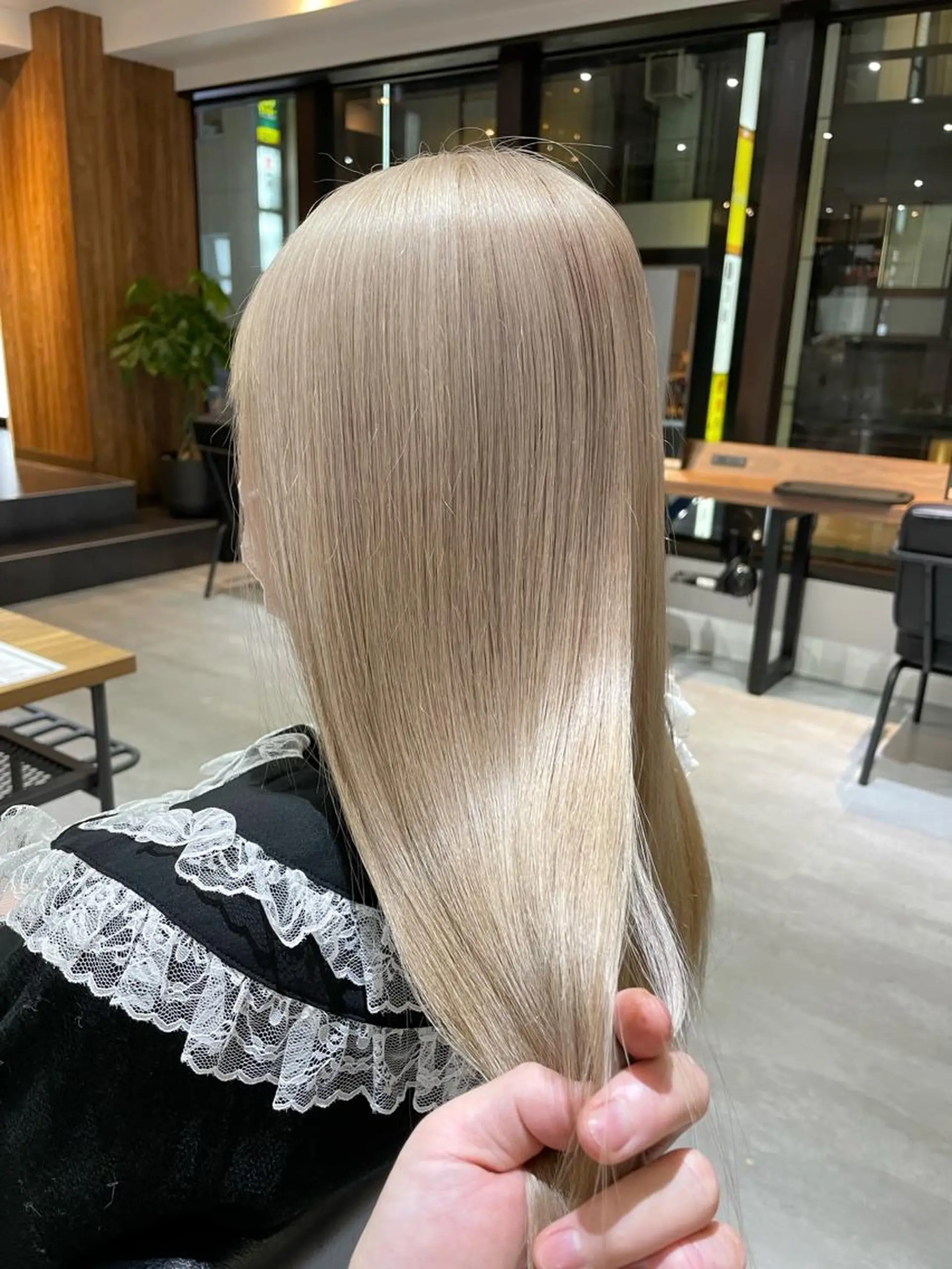 セミロング カラー ベージュカラー ブリーチ ケアブリーチ ホワイトベージュ ヘアカラー KEISUKE🐶 カラー✨エクステのヘアスタイル