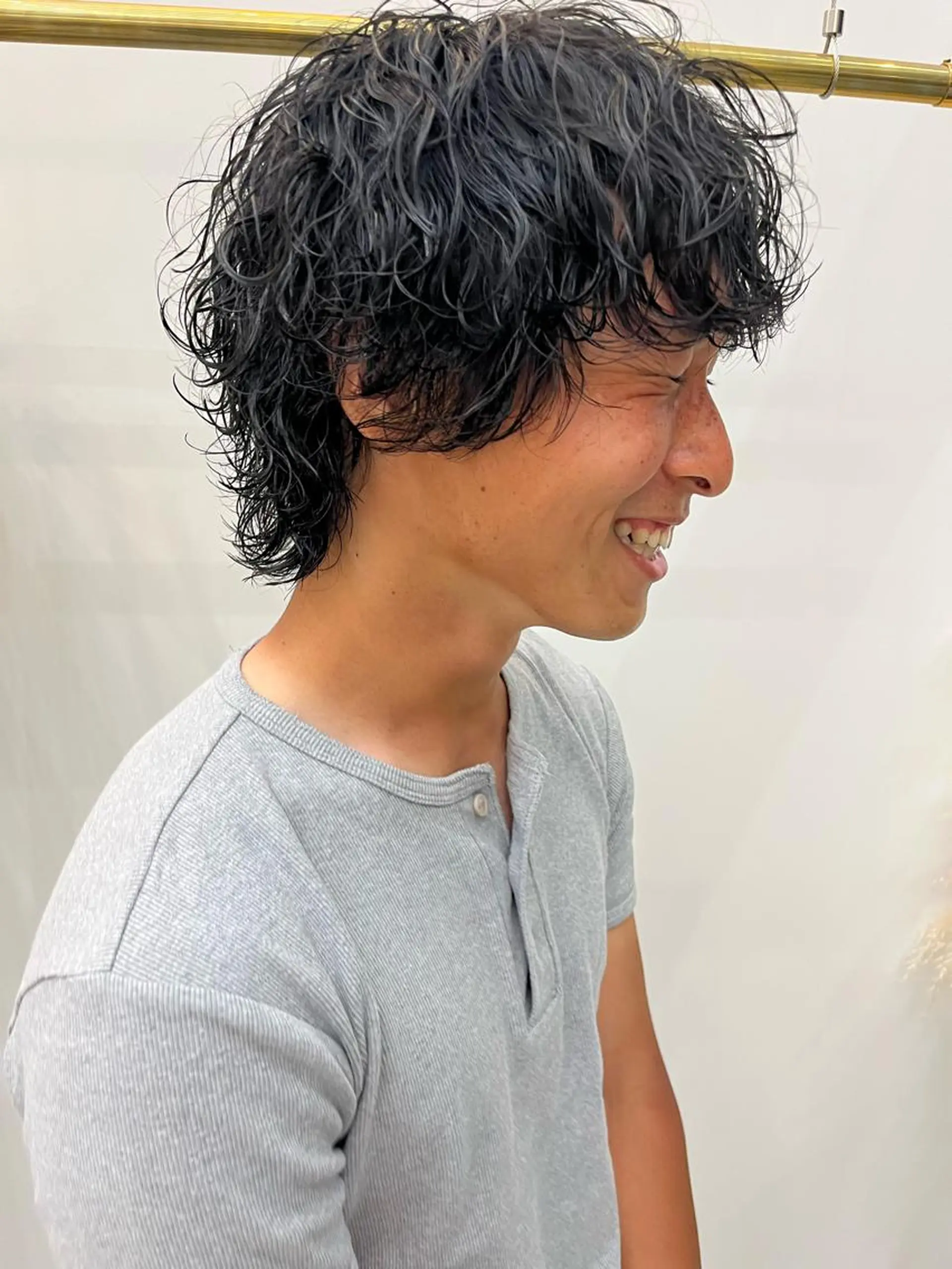 パーマ メンズ 刈り上げ 波巻きパーマ メンズウルフカット ウルフカット 網谷 萌夏のヘアスタイル
