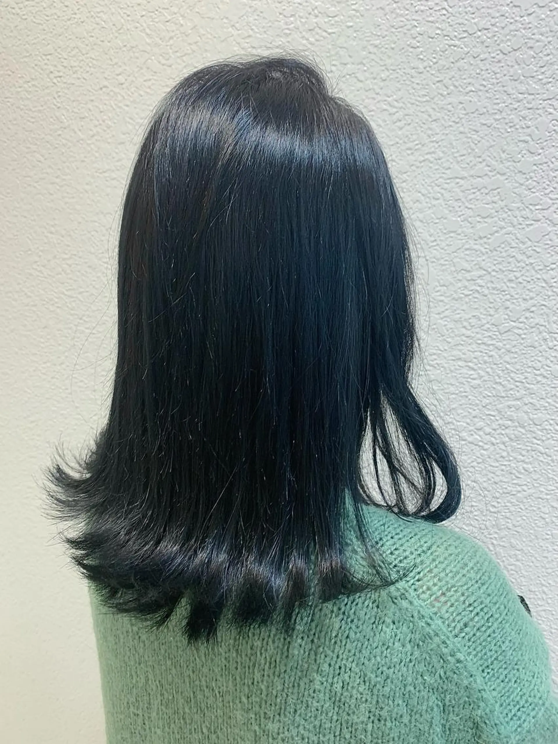 ミディアム カラー 黒髪 ブルーカラー ブルーブラック ヘアカラー トリートメント MINAMl 🌿のヘアスタイル