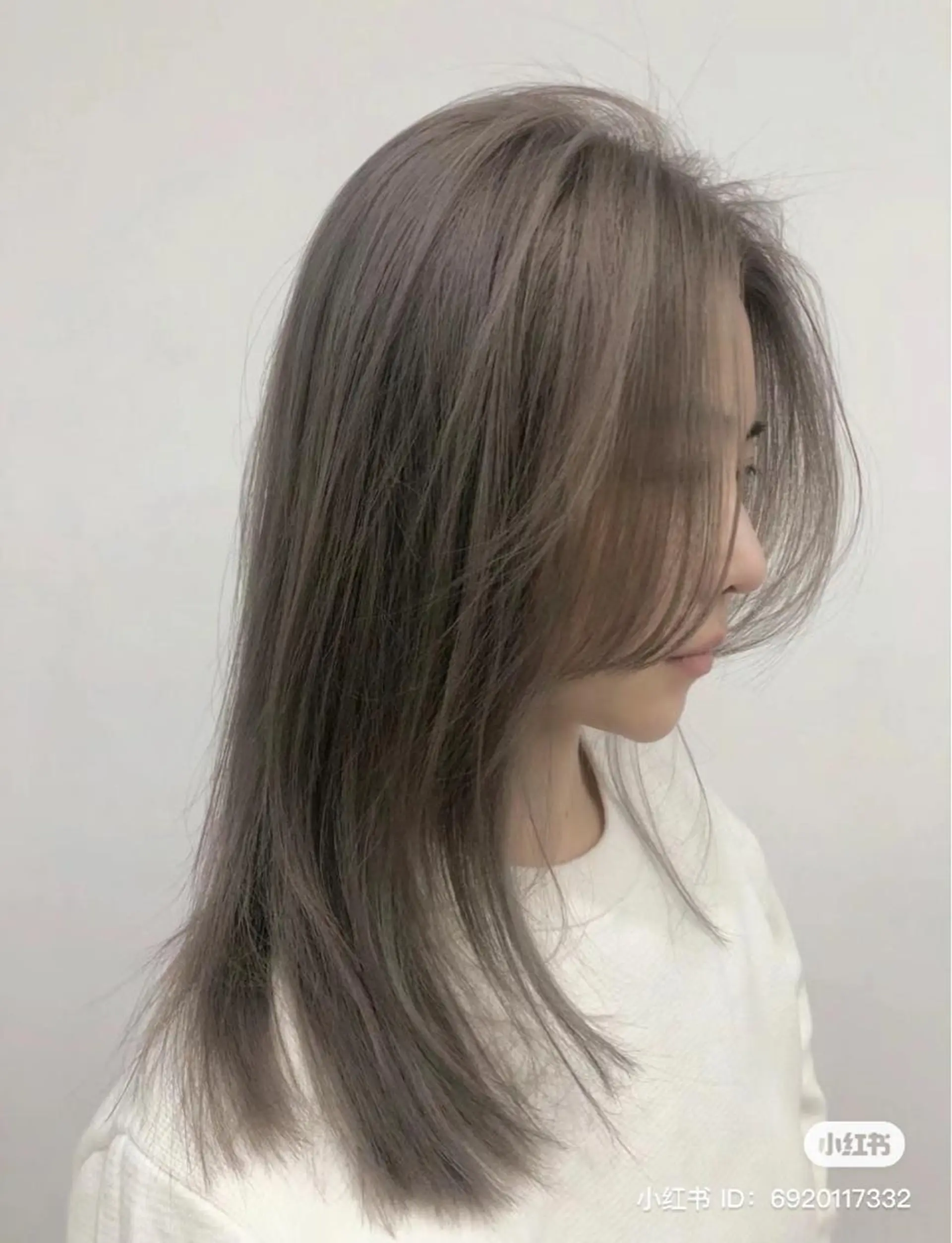 セミロング カラー アッシュ ベージュカラー ブリーチ 透明感カラー カット ヘアカラー トリートメント 鈴木 一貴のヘアスタイル