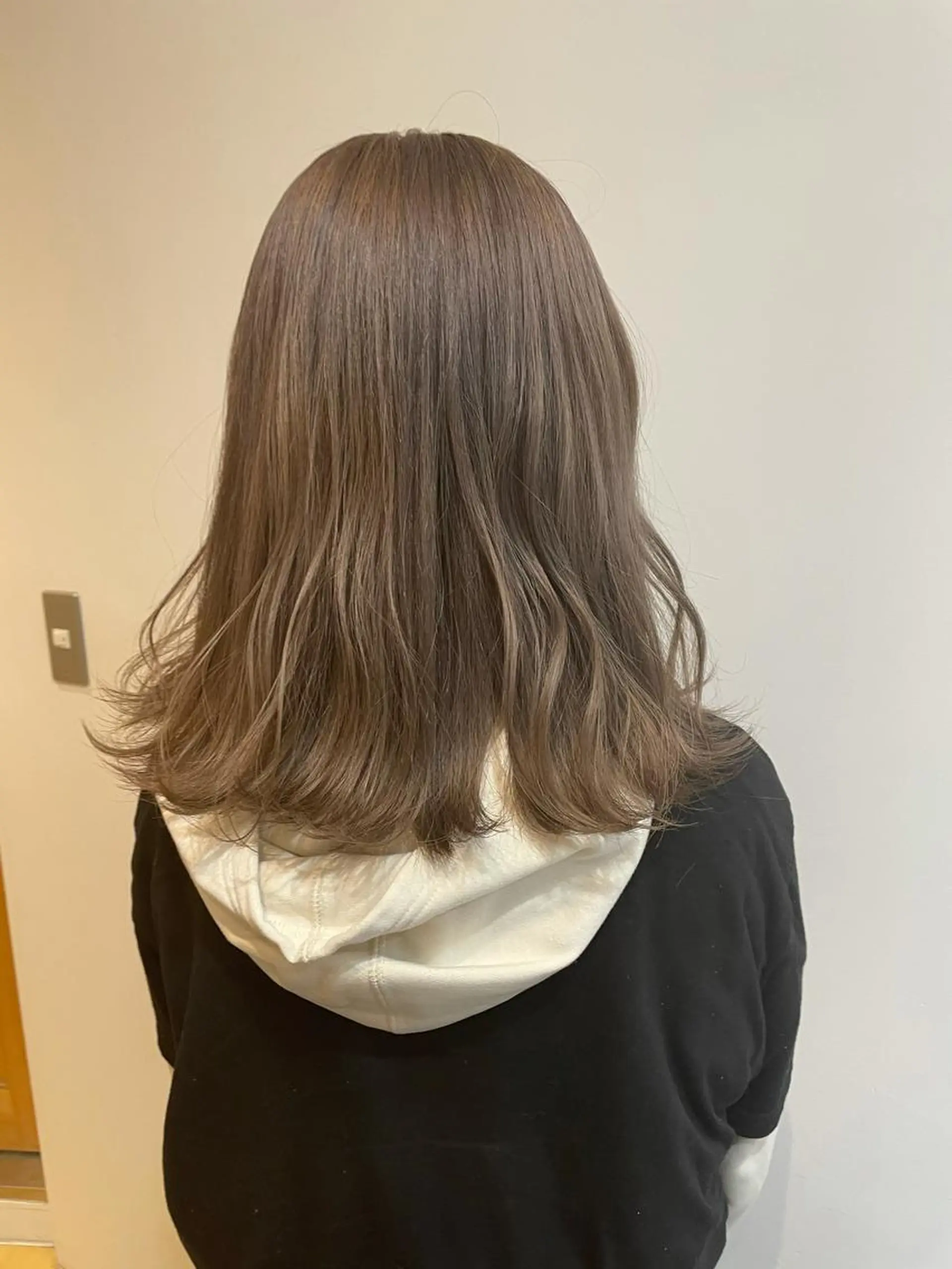 ミディアム カラー ブリーチ グレージュ ミルクティーグレージュ ヘアカラー 中目黒🌼 🌼ハナのヘアスタイル