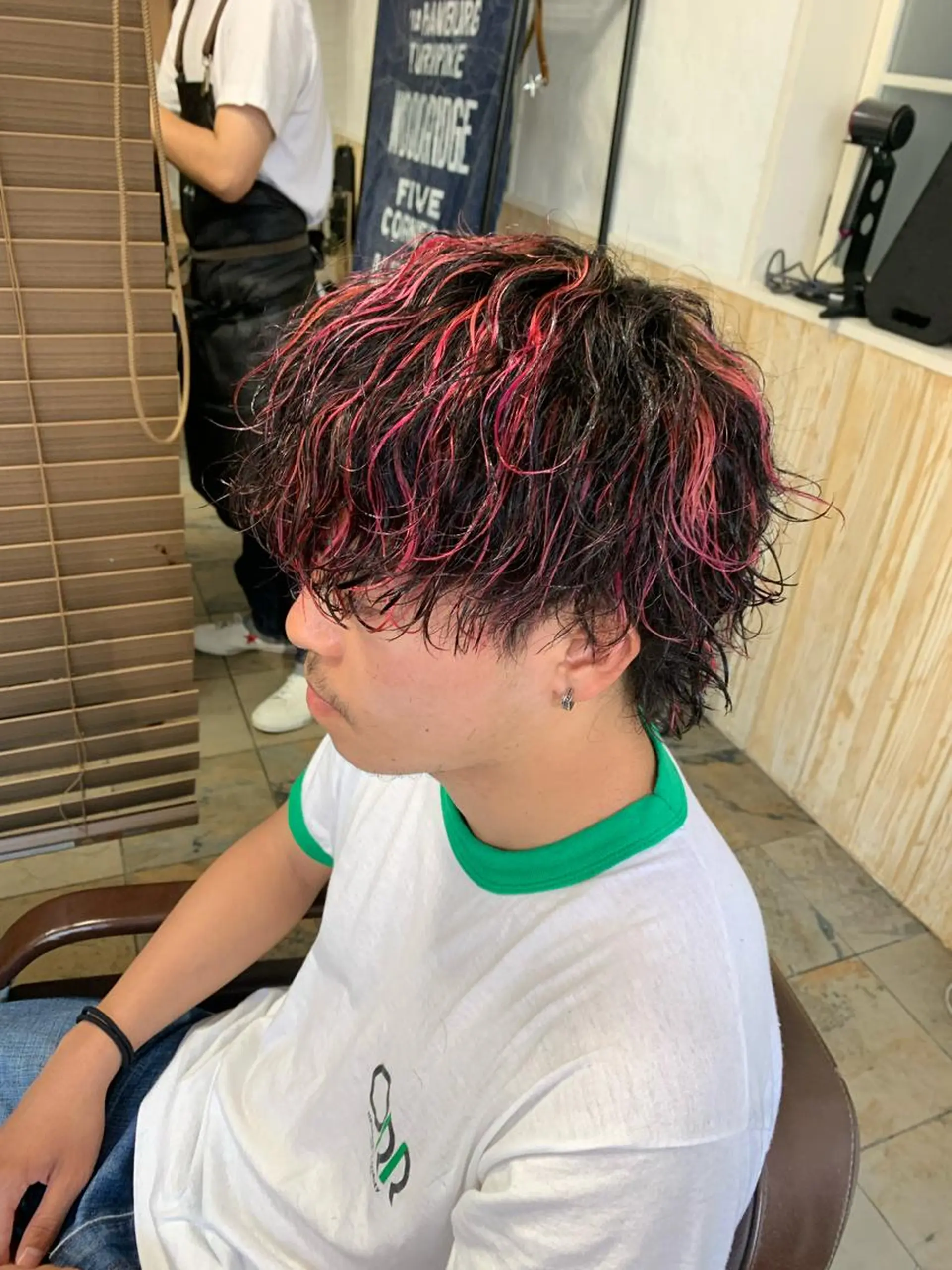 ミディアム パーマ メンズ メンズハイライト 波巻きパーマ ハイライト フェードカット/メン ズパーマ/森巧真のヘアスタイル