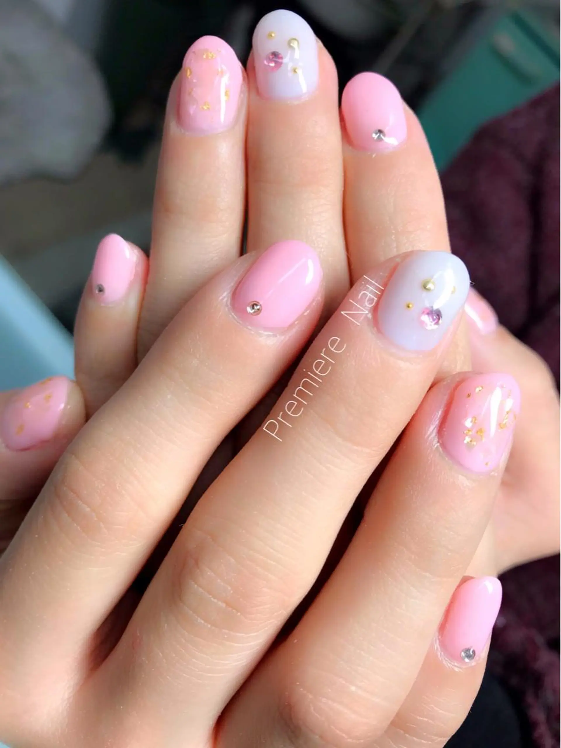 ネイル アートネイル ジェルネイル ストーンネイル ホワイト Premiere Nail商店街店のネイルデザイン