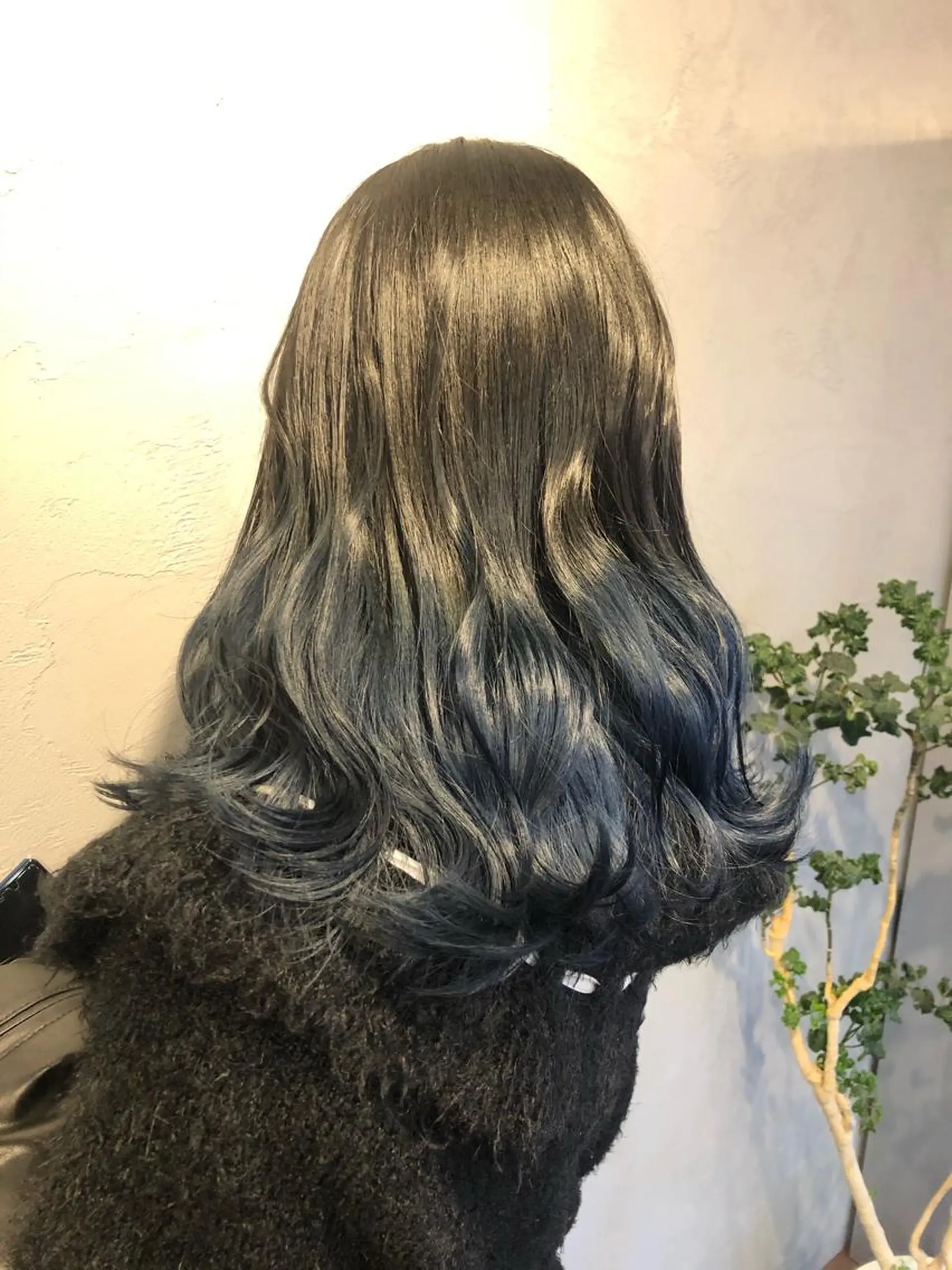 セミロング カラー 黒髪 ブルーカラー ブルーブラック グラデーションカラー ベイリコルド　アトリ 店長　宮城一真のヘアスタイル