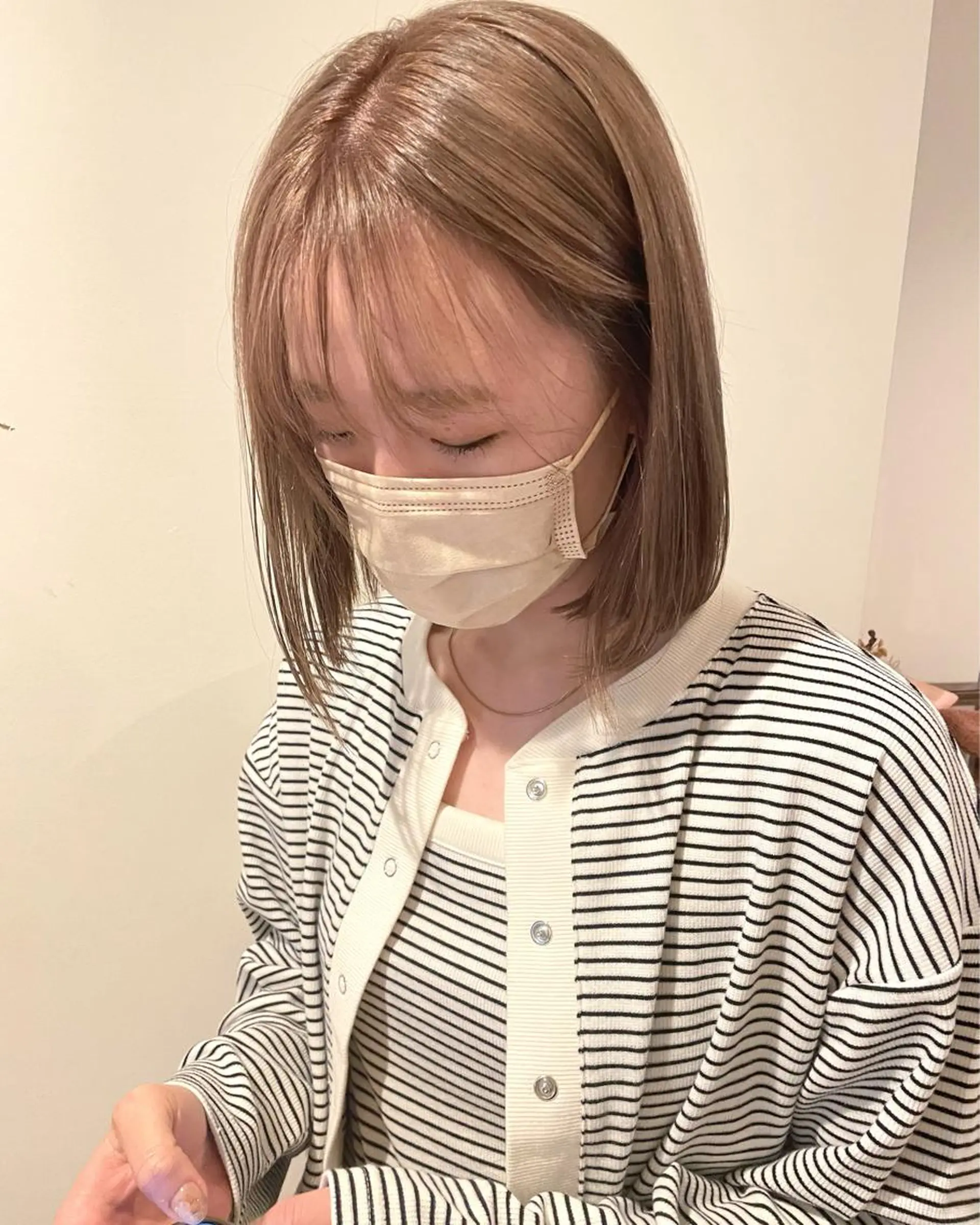 ミディアム あやか/ベージュ /透け感カラーのヘアスタイル