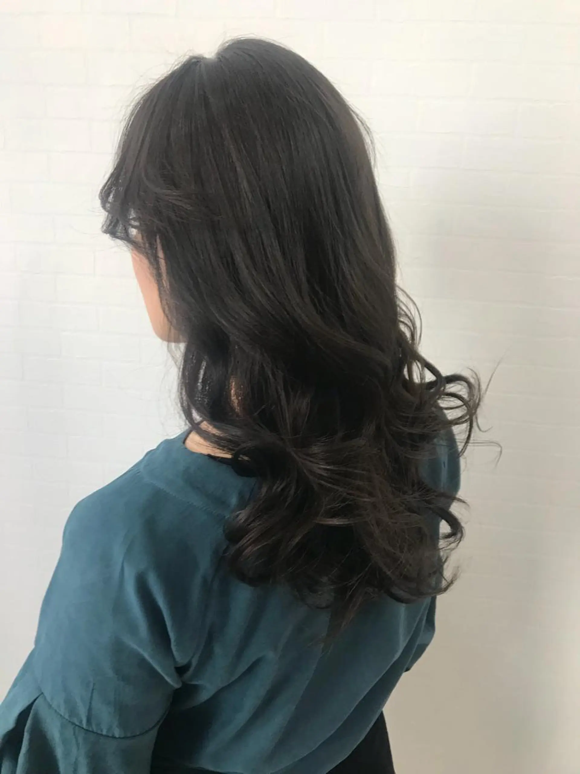 ロング カラー オリーブ/アッシュ やわらか透明感カラーのヘアスタイル