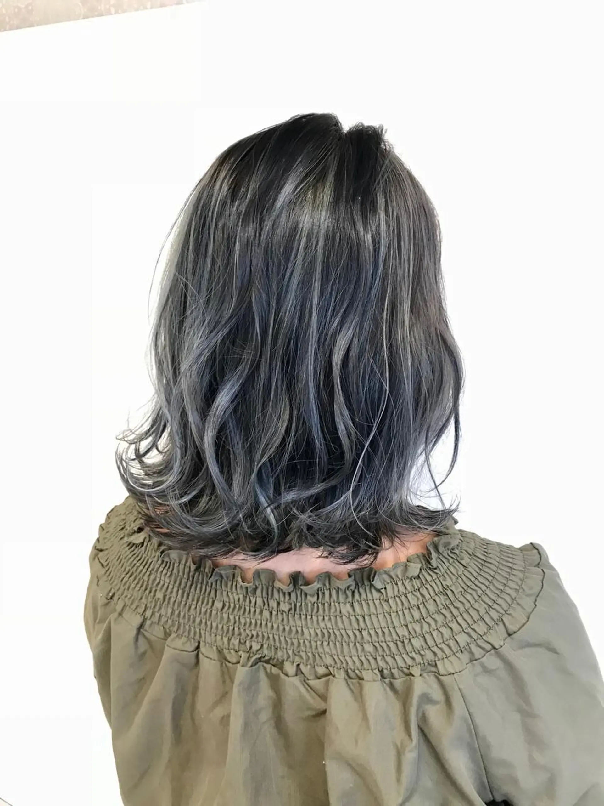 ミディアム カラー グレージュ ハイライトカラー イルミナカラー ハイライト ヘアカラー Miru by INCE HAIRのヘアスタイル