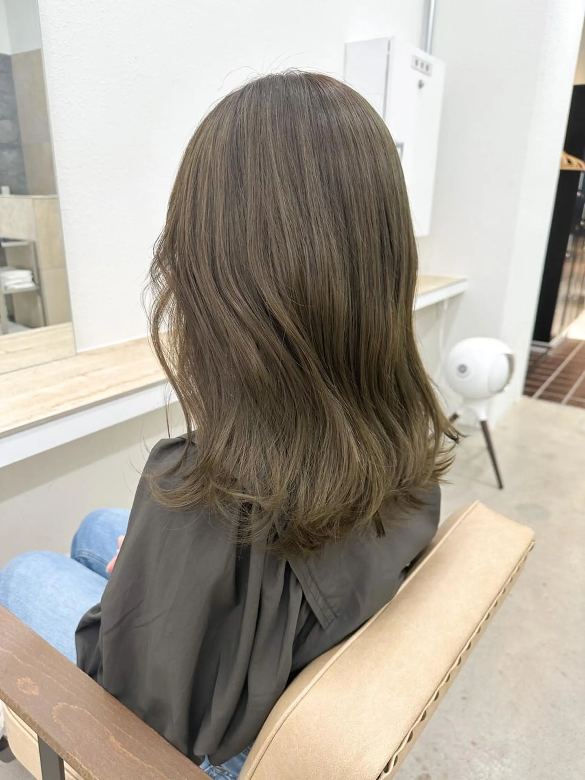 セミロング カラー ベージュカラー ブリーチ オリーブベージュ 🌼透明感艶カラー オリーブ🌼河村咲のヘアスタイル