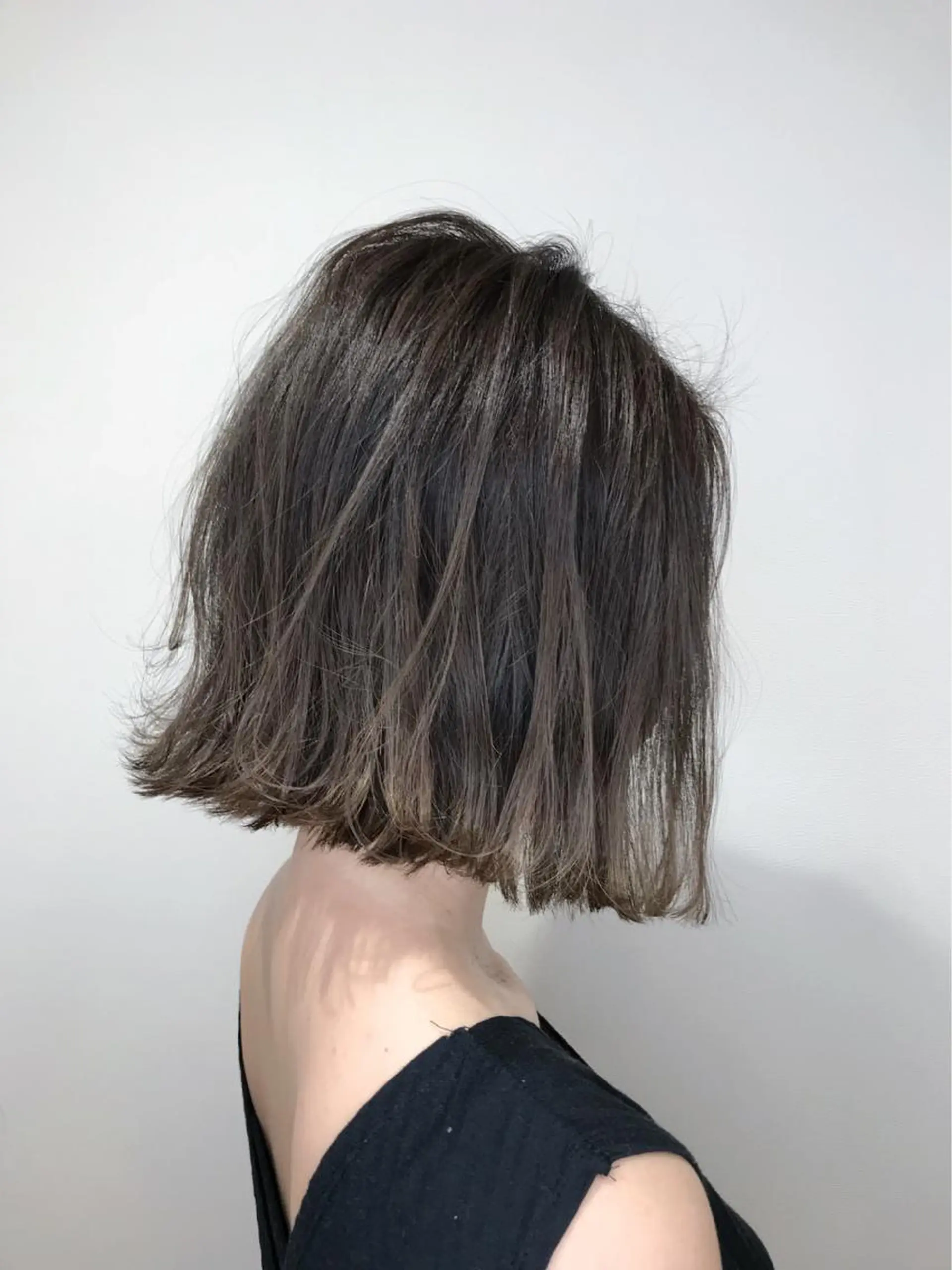 ショート カラー 切りっぱなしボブ グラデーションカラー グレージュ ハイライトカラー イルミナカラー カット ヘアカラー ボブ・レイヤーカット 吉敷航一のヘアスタイル