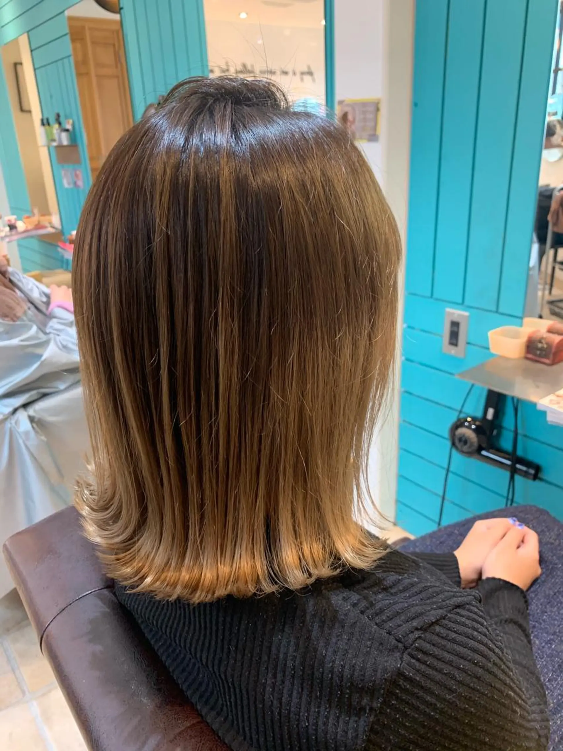 ミディアム 切りっぱなしボブ ボブ 外ハネヘア カット ヘアカラー トリートメント 🫧透明感カラー🫧 美髪矯正🫧チサトのヘアスタイル