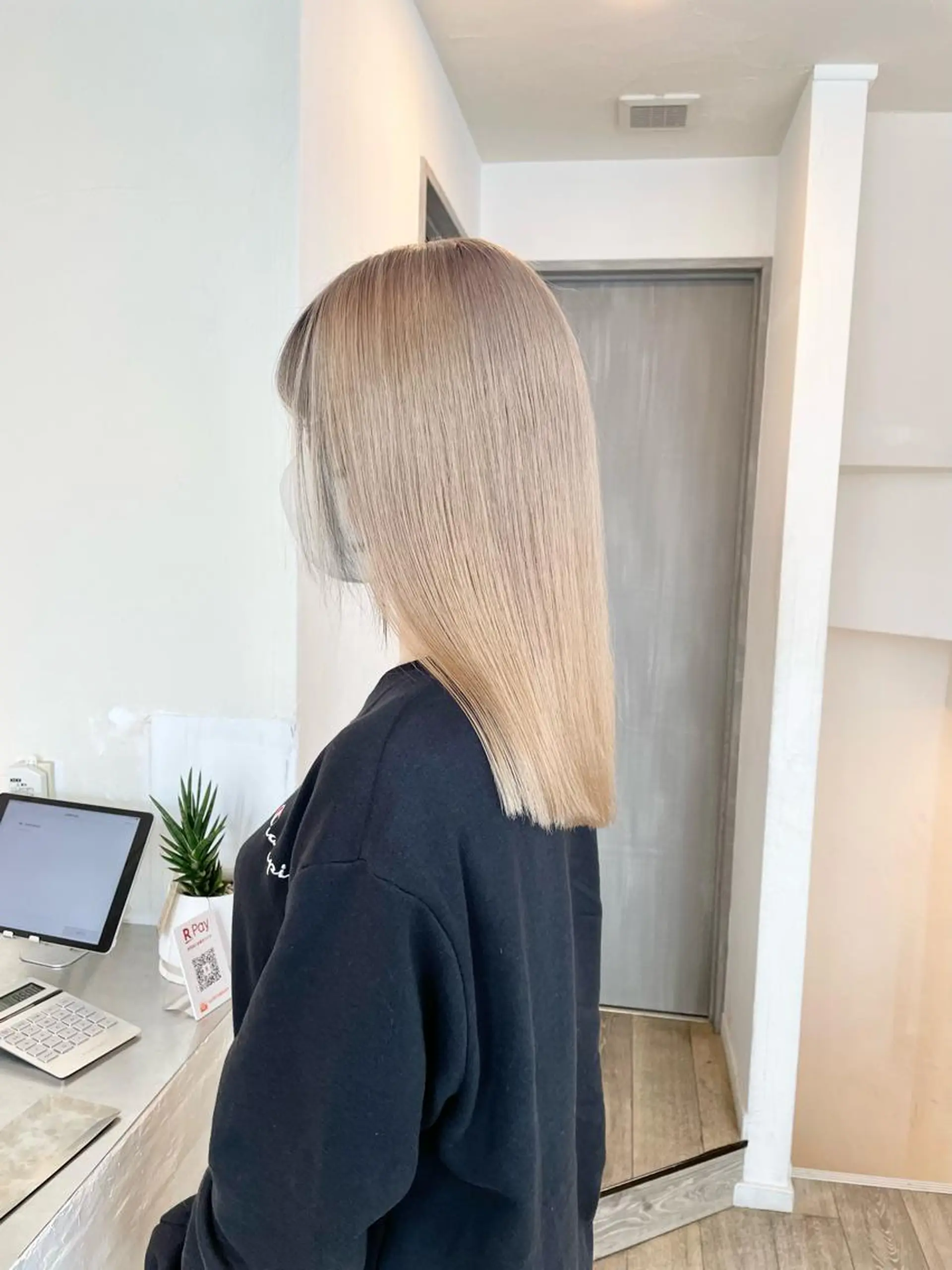 ロング カラー ベージュカラー 黒髪 ミルクティーベージュ カット ヘアカラー トリートメント ヘアセット ハイトーン×レイヤー ／遠藤将太のヘアスタイル