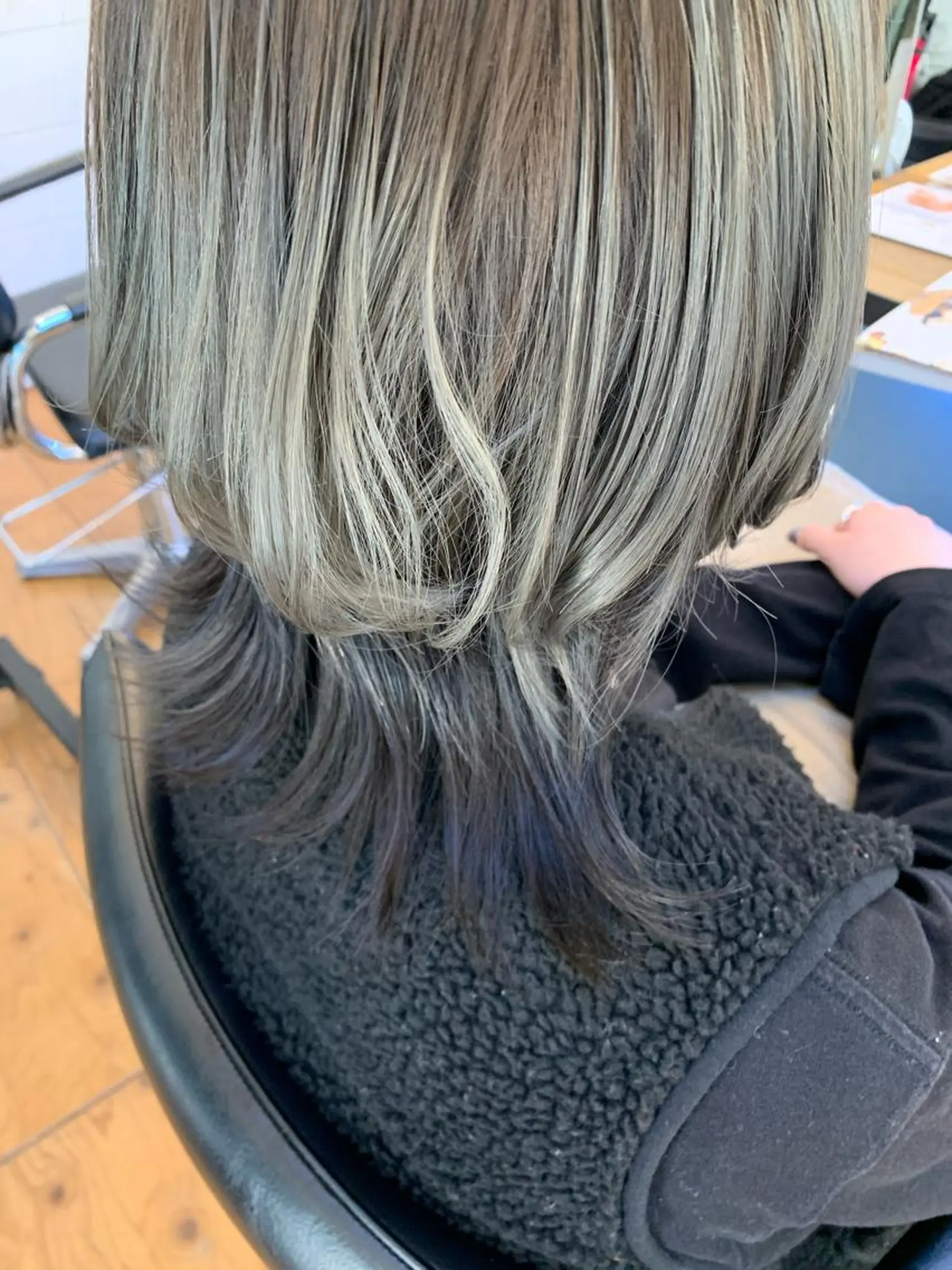 ミディアム カラー アッシュ ブリーチ ネイビーカラー ヘアカラー Lagom なかだのヘアスタイル