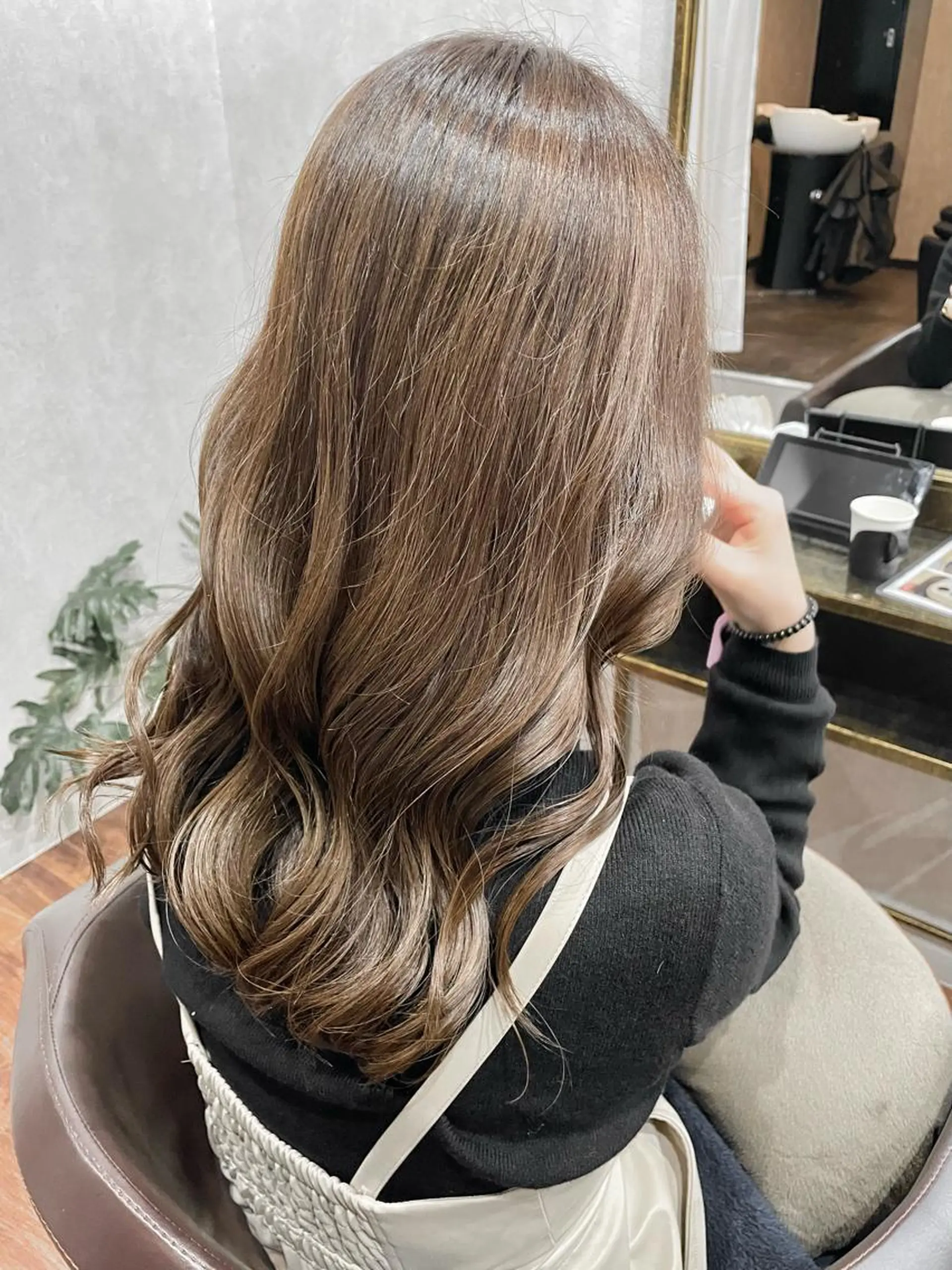 セミロング カラー カット ヘアカラー トリートメント 井本翔太.髪質改善. ベージュ.グレージュのヘアスタイル