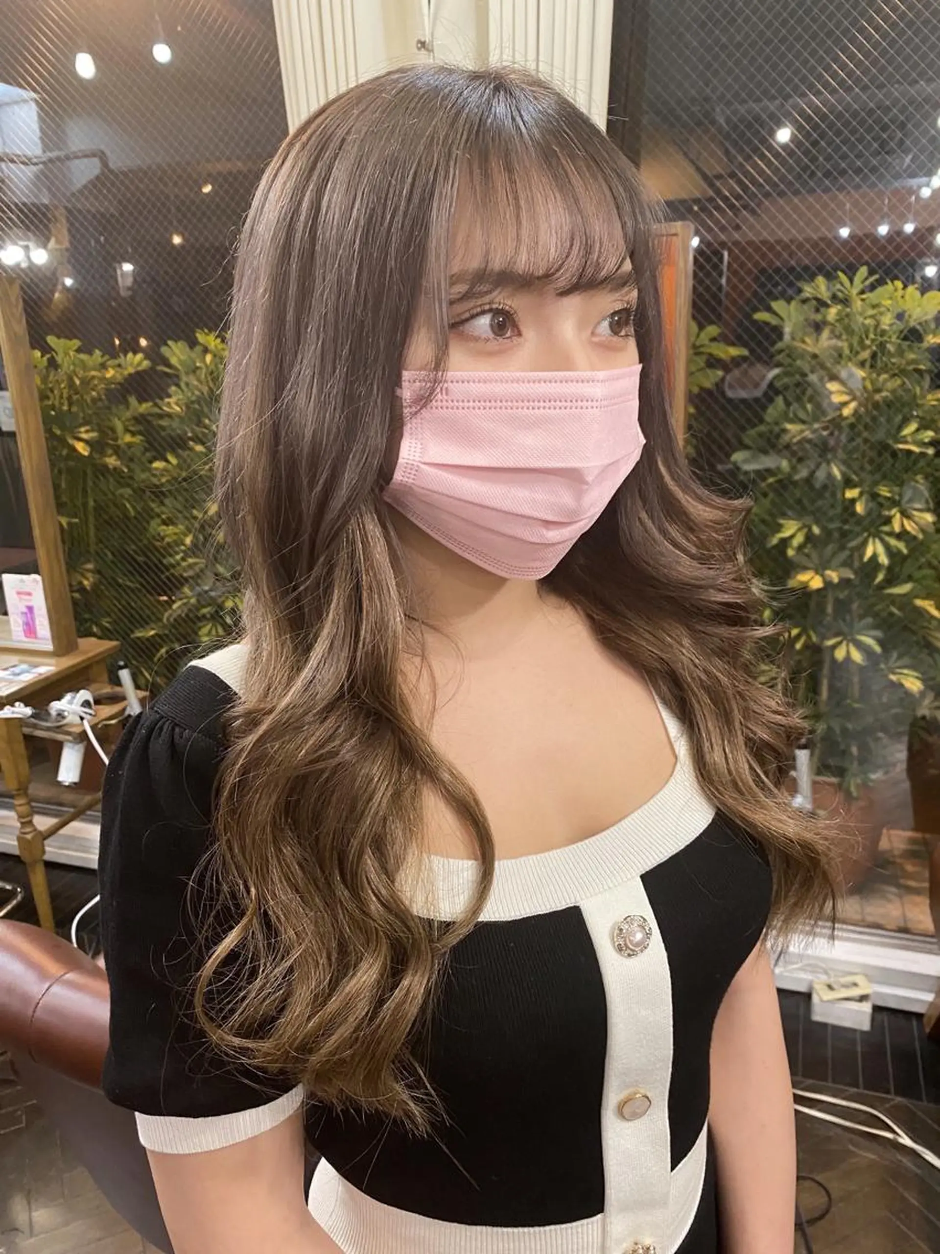 ロング カラー アッシュ ベージュカラー モモカ/ハイトーン /バレイヤージュのヘアスタイル