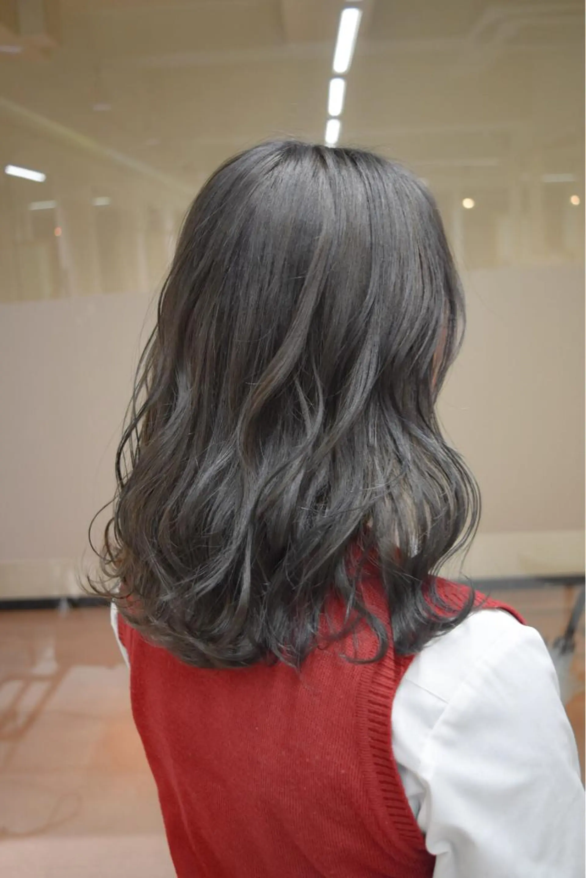 セミロング カラー ブリーチ イルミナカラー シルバー SALOWIN神戸三宮East店所属・【透明感、艶髪】西村 有司のヘアスタイル