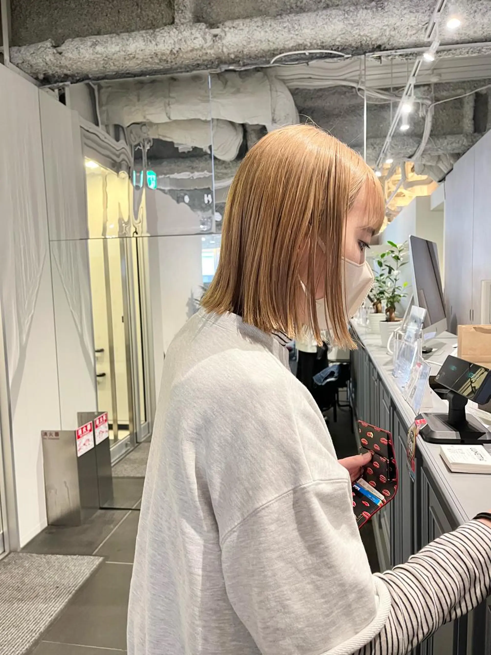 ショート カラー 切りっぱなしボブ ベージュカラー ブリーチ ケアブリーチ ダブルカラー カット ヘアカラー ショート/パーマ/ カラー/FUKOのヘアスタイル