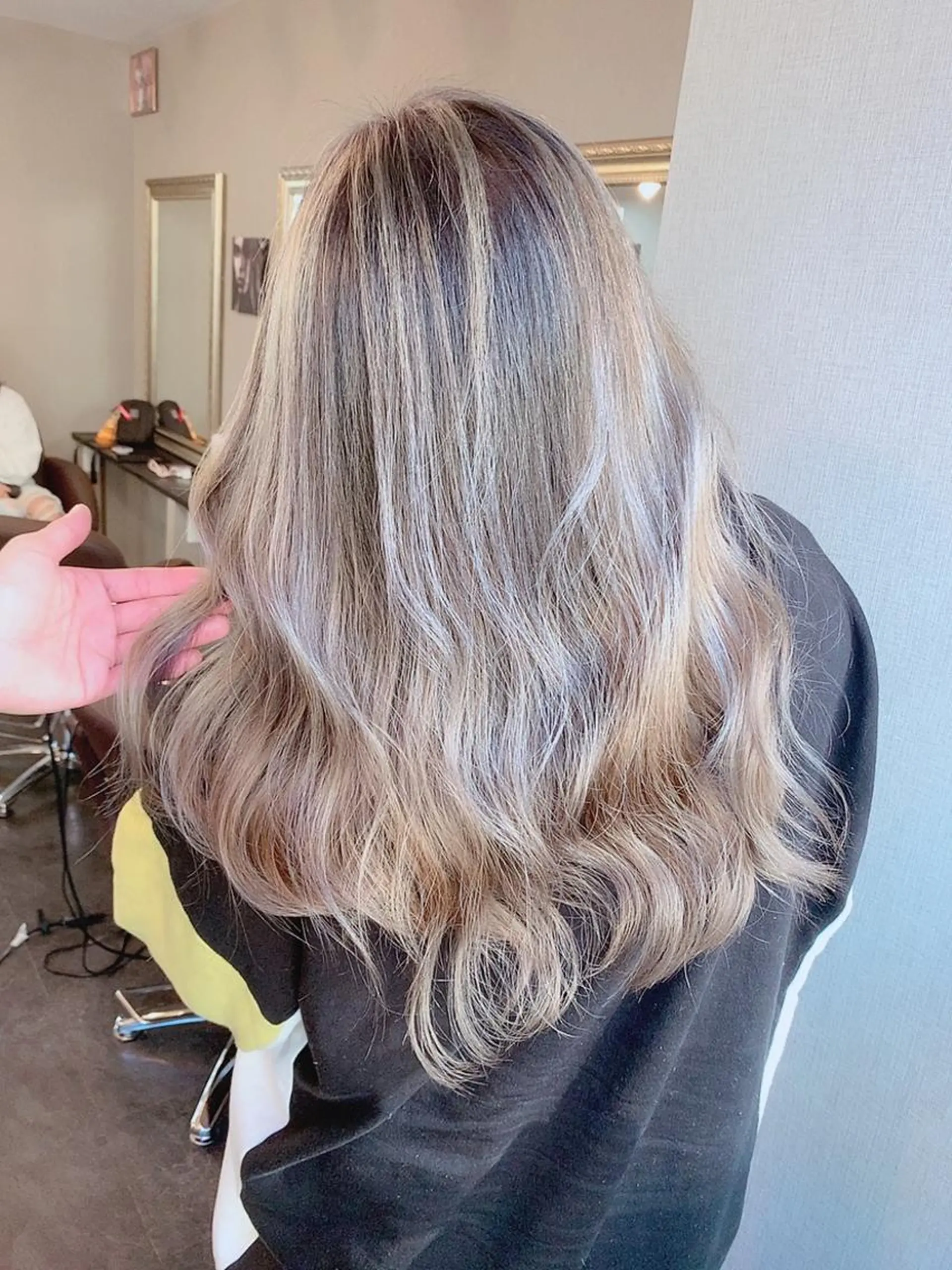 ロング アッシュ ハイライト 髪質改善 レイヤーカット ヘアカラー トリートメント Selene hair OSAKAのヘアスタイル