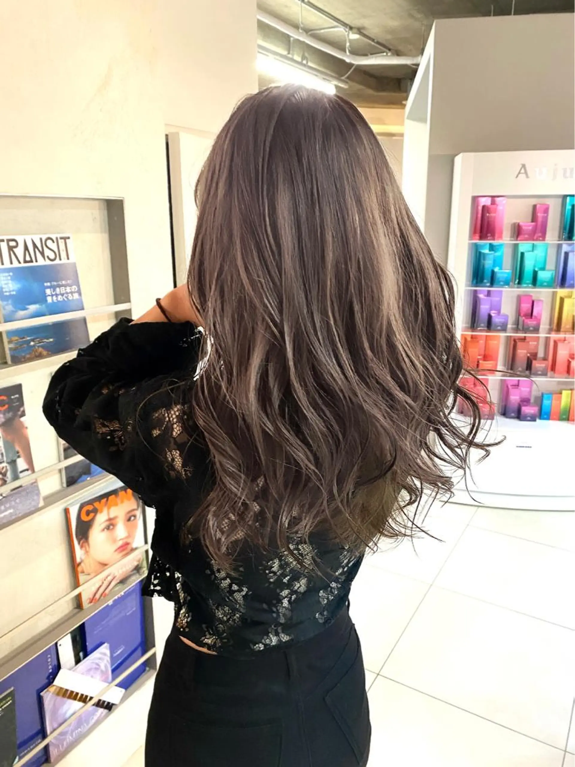 カラー モエカ -YUCCA-のヘアスタイル