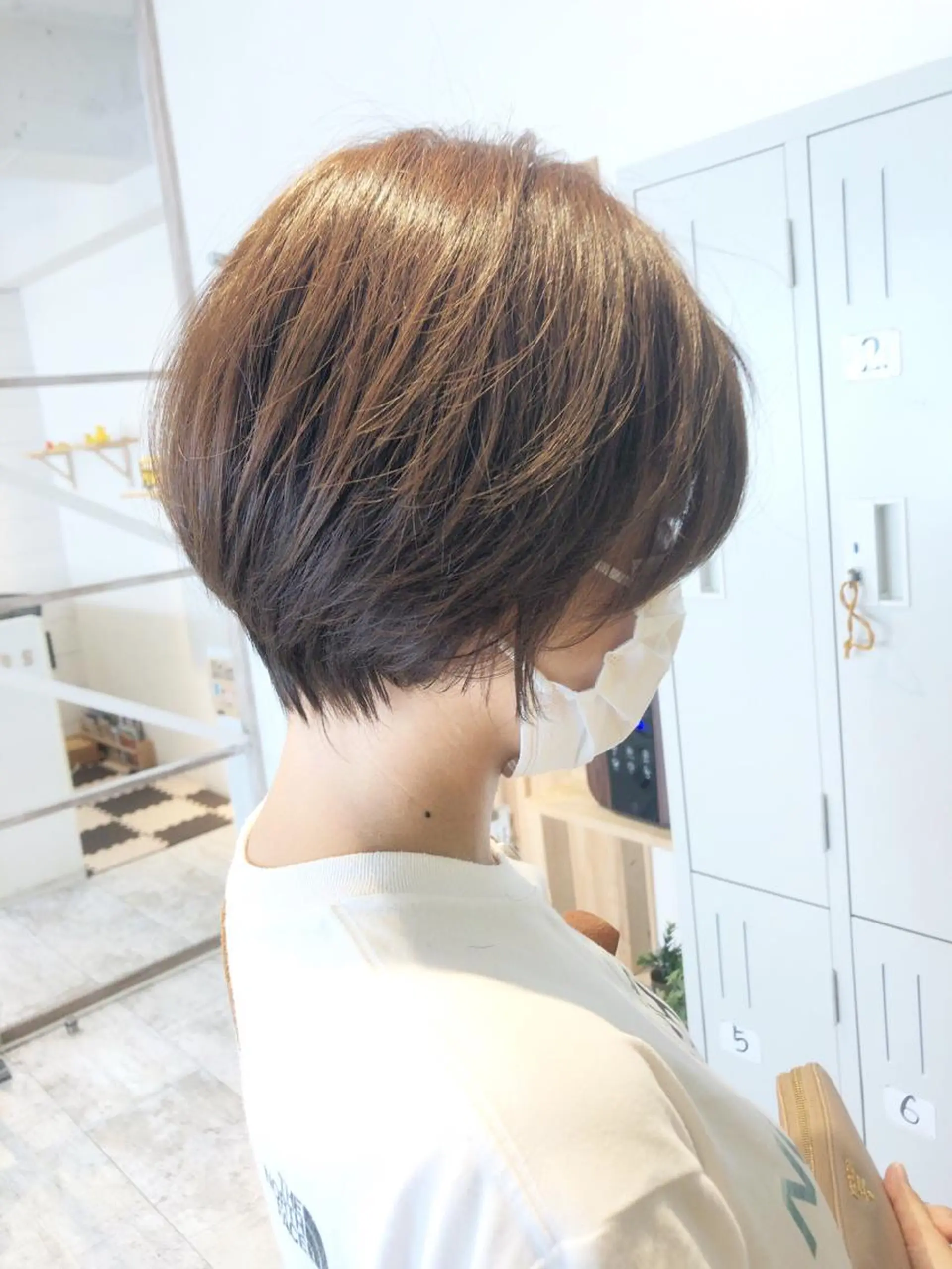 ショート esse大阪茶屋町店所属・レイヤーカット 新井田陽寿のヘアスタイル