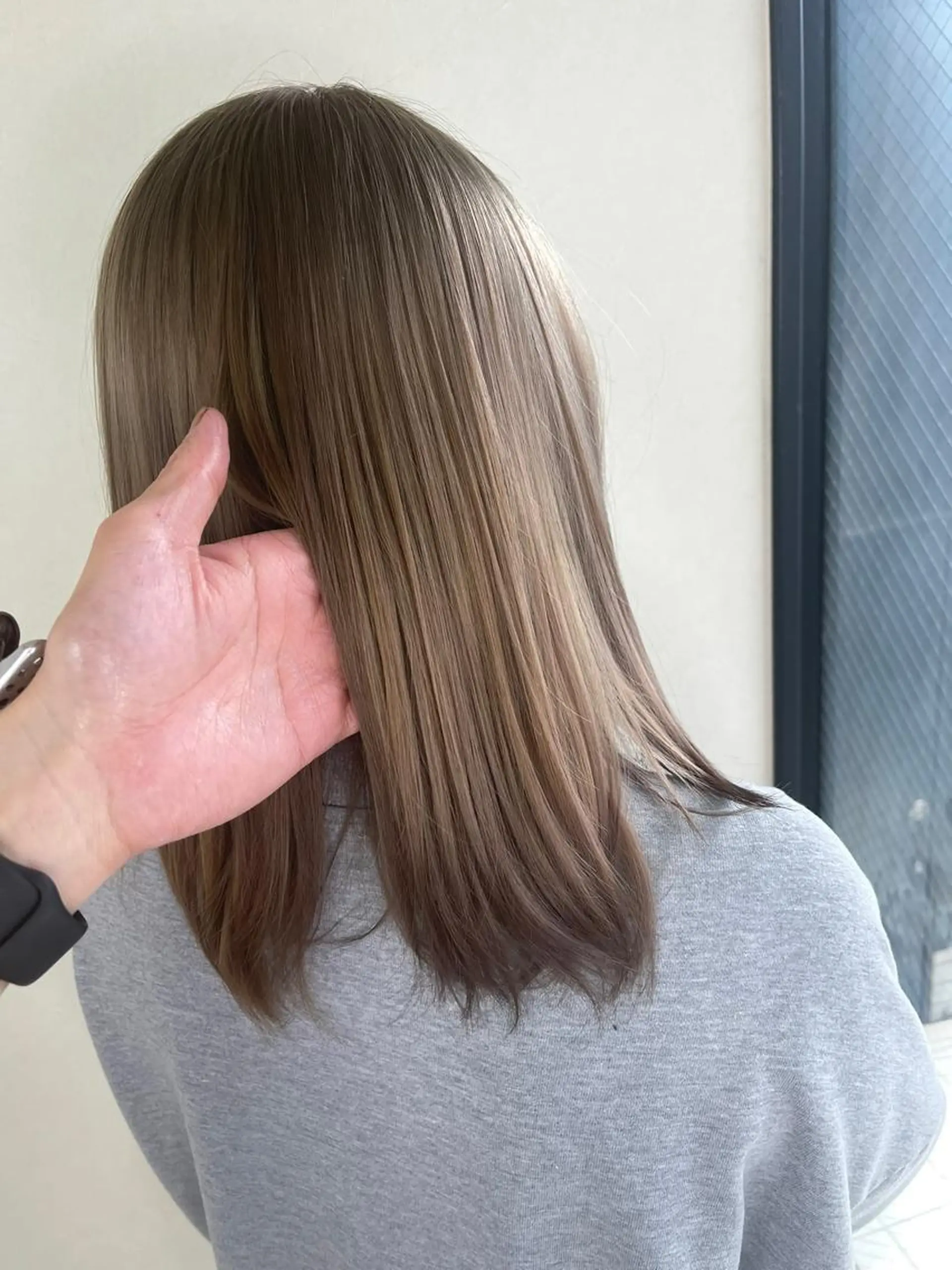 ミディアム カラー ブロンド ハイライトカラー✨ グレージュ✨鎌倉光洋のヘアスタイル