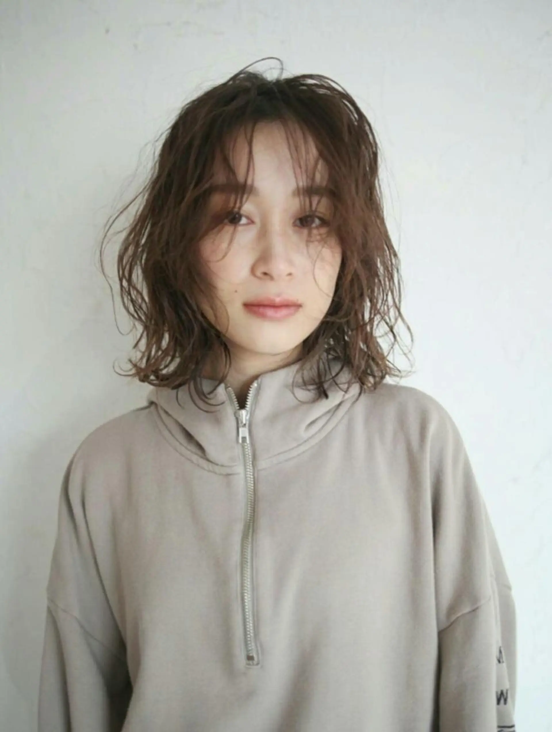 ミディアム カラー アッシュ ベージュカラー カット パーマ 小田川 竜也のヘアスタイル