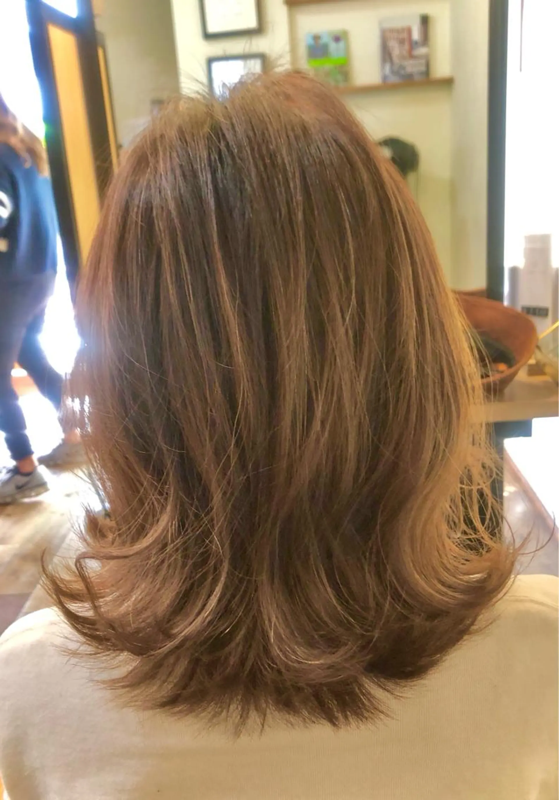 ミディアム カラー パーマ ミディアムパーマ ブリーチ 外ハネヘア アイビーライン武蔵小杉所属・💟アイリスト 💟の眉毛・アイブロウイメージ