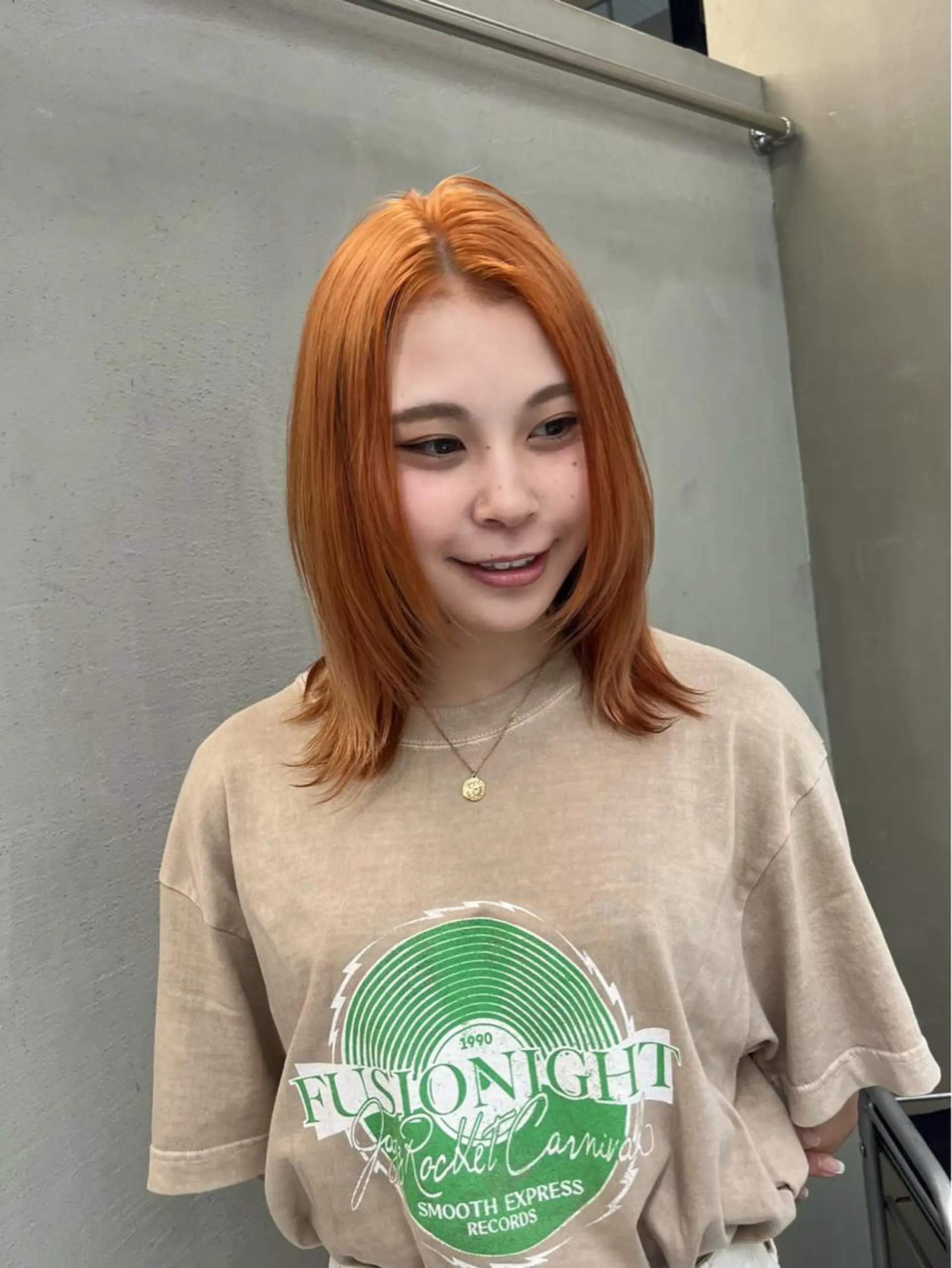 ミディアム カラー イツク ⚡️ ルーツ/ハイトーンのヘアスタイル