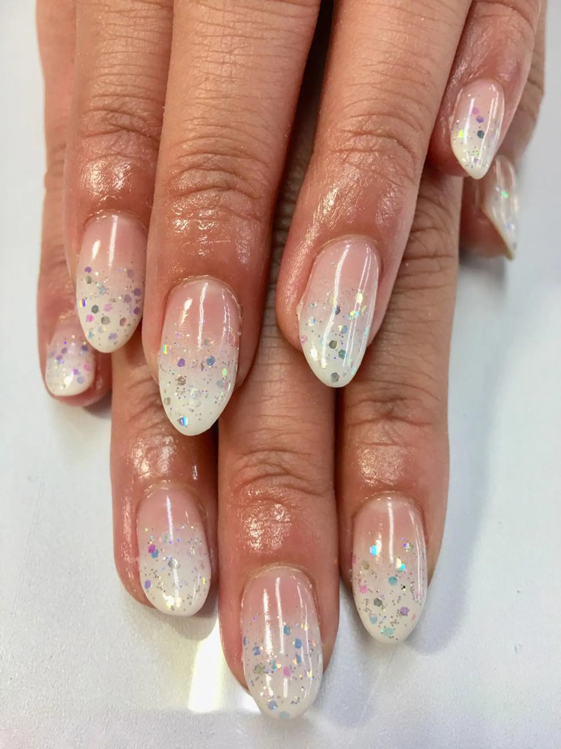 ネイル オーロラネイル グラデーション キラキラネイル ラメ(グリッター) ホワイト Tocowaka マエダのネイルデザイン