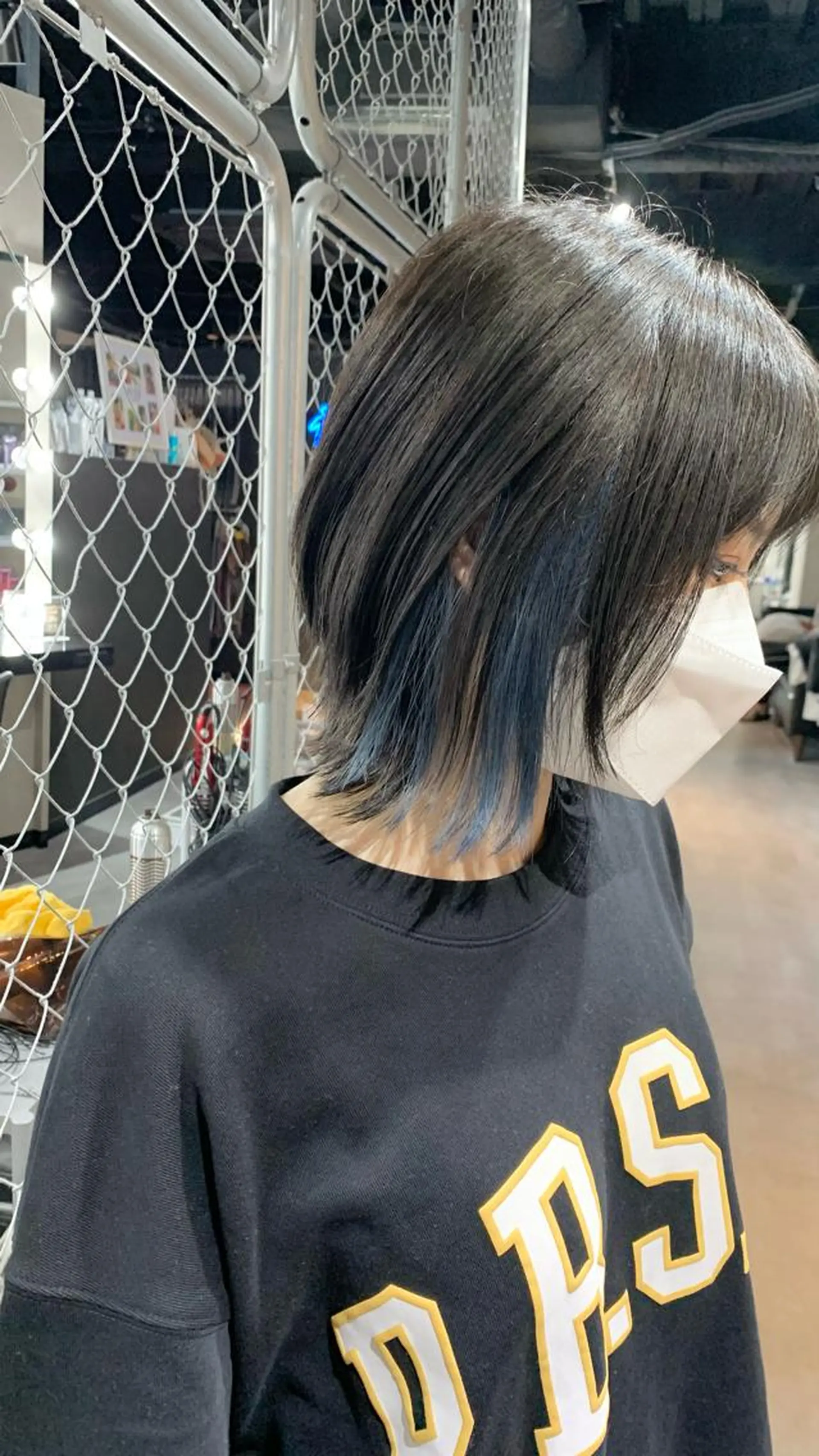 ミディアム カラー ミディアムレイヤー ブルーカラー レイヤーカット 外ハネヘア B E C H I C O〔べち子〕のヘアスタイル