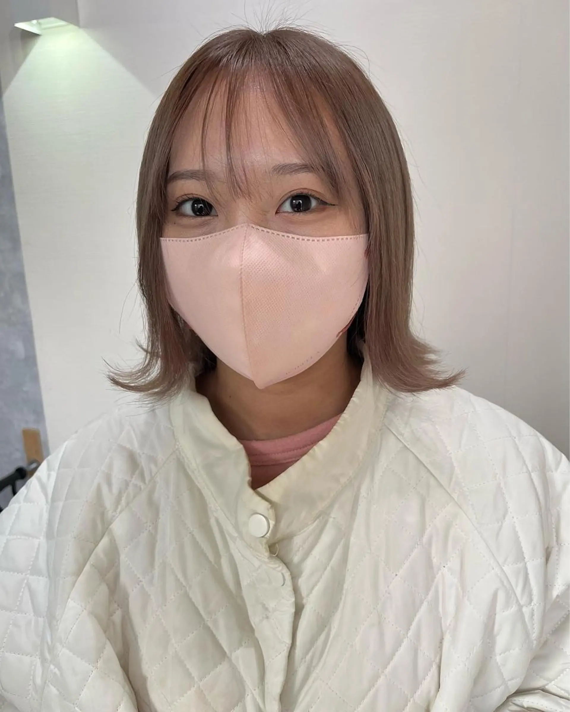 ショート カラー ベージュカラー ブリーチ ハイトーンカラー ミルクティーベージュ ヘアカラー トリートメント 韓国ヘア🇰🇷 RYOTAのヘアスタイル