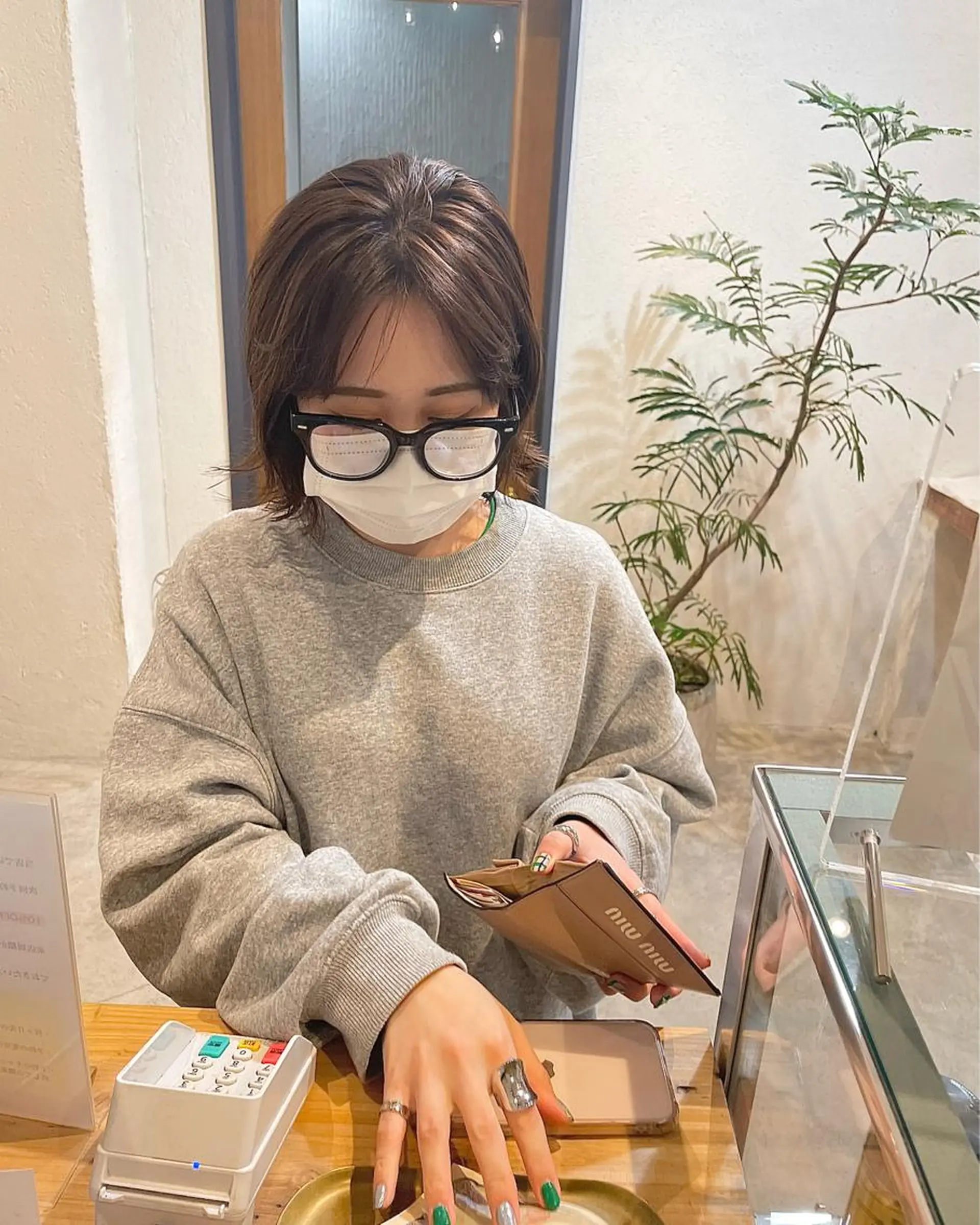 ショート カラー ハイライトカラー ハイライト Takanishi くすみベージュカラーのヘアスタイル