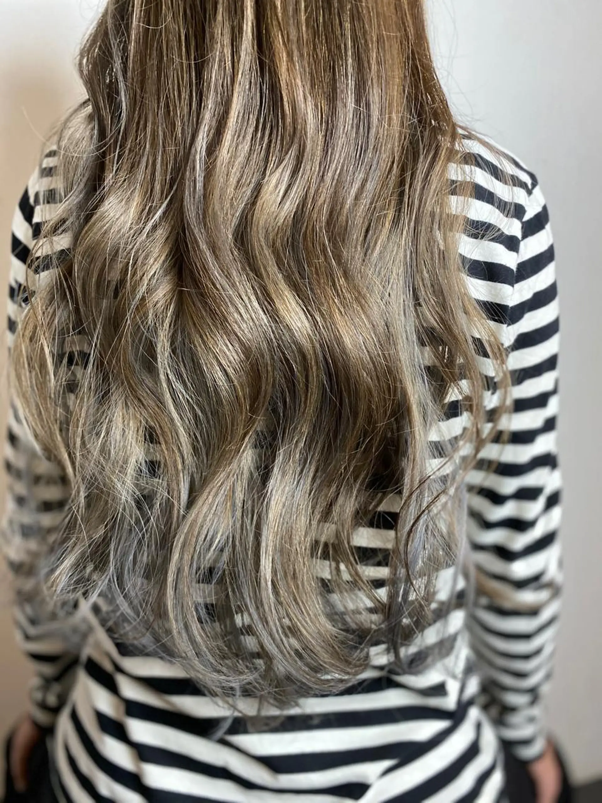 ロング カラー ハラ ルイスのヘアスタイル