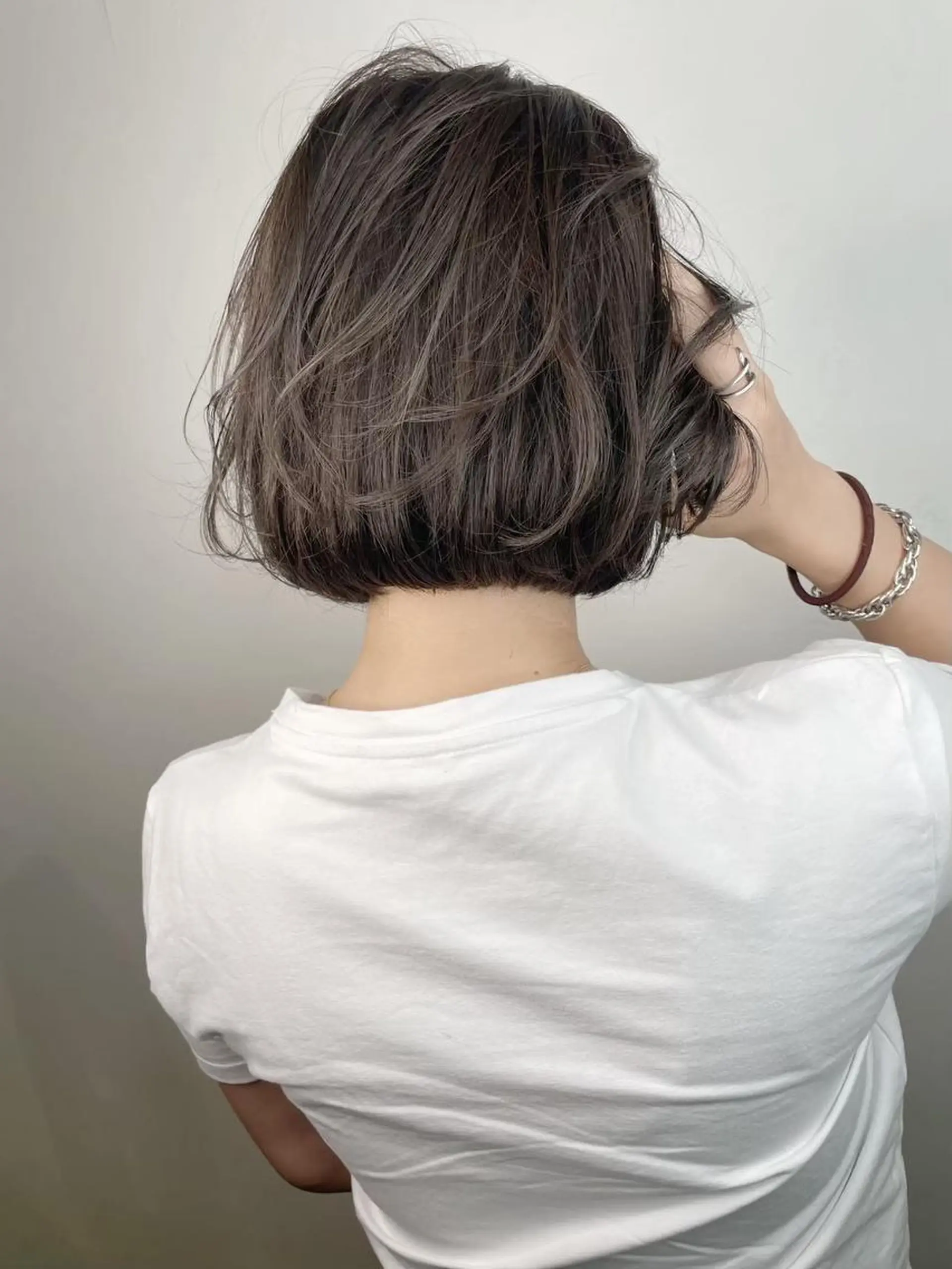 ミディアム ボブ 斜めバング 外国人風カラー 伸ばしかけ ハイライト カット ヘアカラー トリートメント ＿WHITE鳳店 アンダーバーホワイトのヘアスタイル