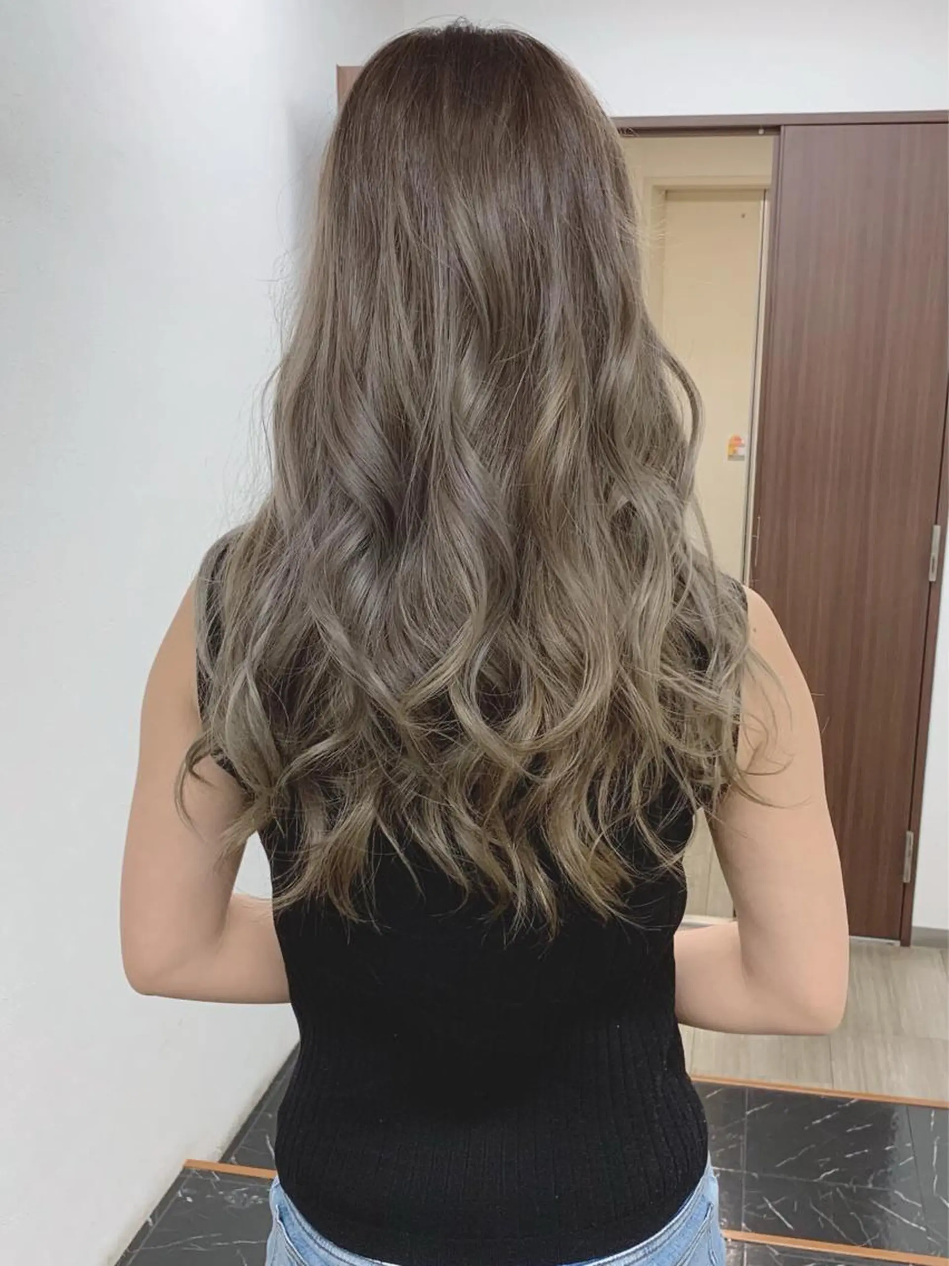 ロング カラー ブリーチ グラデーションカラー ヤナ マネージャーのヘアスタイル