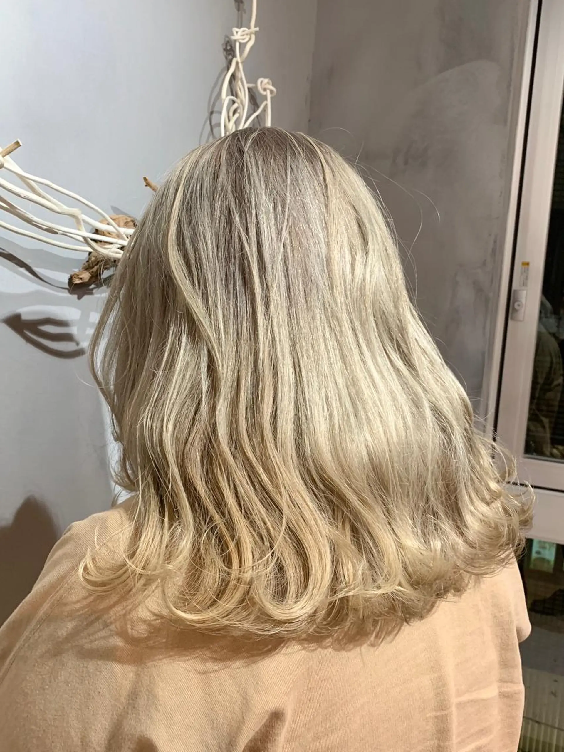 セミロング カラー ブロンド ホワイトブロンド ヘアカラー トリートメント レイヤー/髪質改善/ ブリーチ/コタケのヘアスタイル