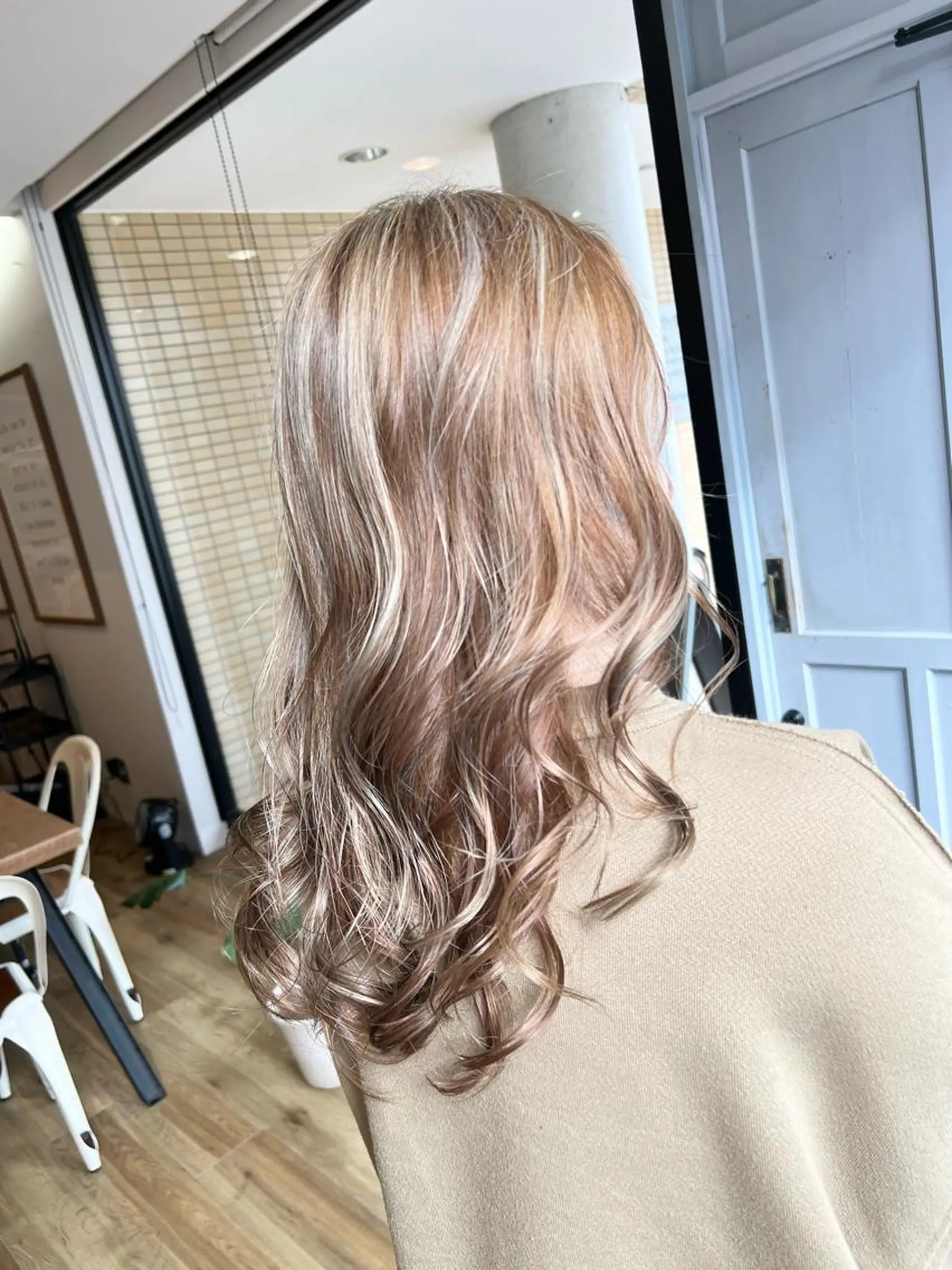 ロング カラー アッシュ ベージュカラー ハイライトカラー ハイライト ヘアカラー トリートメント 堀 望美のヘアスタイル