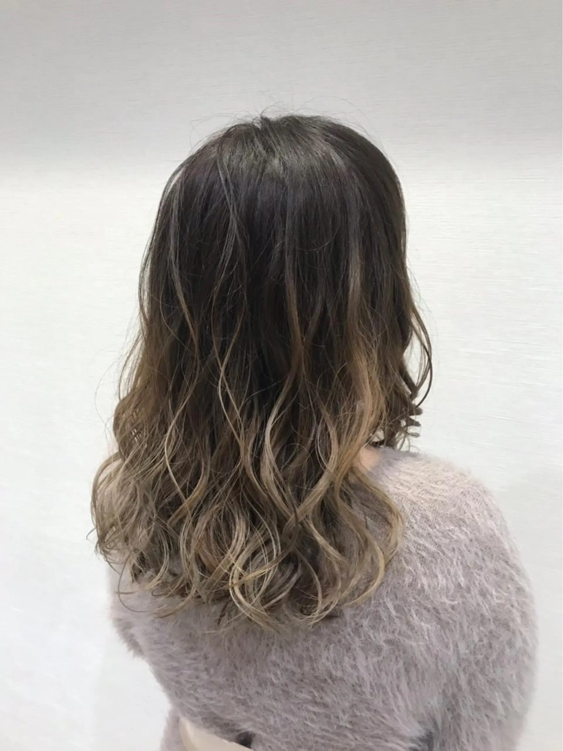 ロング カラー ヘアアレンジ ベージュカラー グラデーションカラー ホワイトベージュ 白髪ぼかしハイライト 茗荷谷駅徒歩2分のヘアスタイル